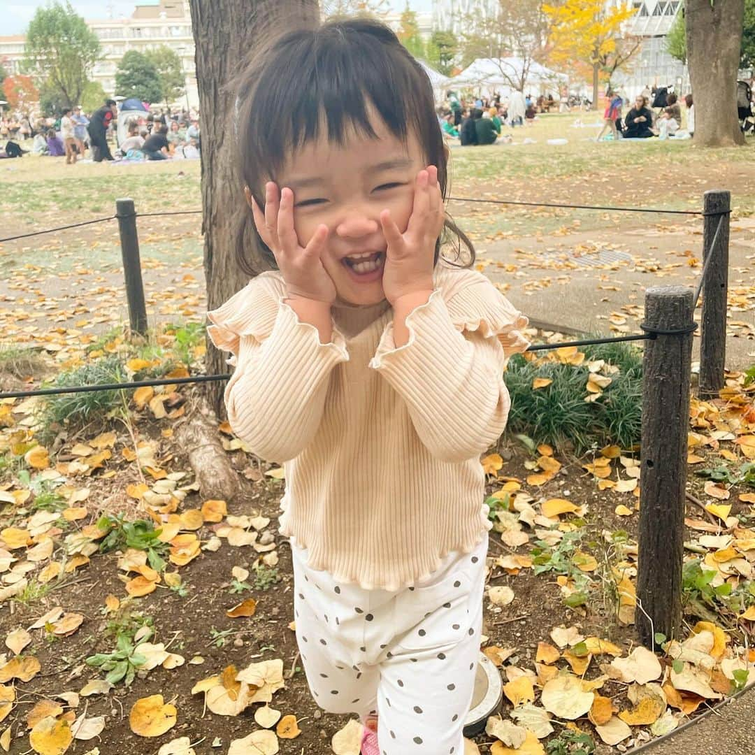 影山祥子さんのインスタグラム写真 - (影山祥子Instagram)「. 直近で遊んだ日🥰 代々木公園いったり、中野の公園まで行ったりして遊んだ🍁 代々木公園はポニーがいて乗馬できた🐴 エサもあげれたけど、乗るよりも近くに行くほうがビビってた😂 ステージに歌のお姉さんとドーモくん達が来て知ってる歌を何曲か歌ったから、みーもノリノリだった😌💓 この日はあったかかったからお外でたくさん遊べた☺️🍁 . 中野は焼きいもフェスに行ってお芋🍠食べた🥰 お芋食べた後もたくさん動き回って楽しそうでした☺️🍁 . ちょっと遠くまで行くのはなかなか大変だけど、みーが楽しそうに遊んでたくさん笑ってくれるから、遠出も頑張れる🥰 次はディズニーかな💓 . . . #秋　#代々木公園　#渋谷　#中野　#やきいもフェス　#焼き芋　#乗馬体験 #yoyogipark #shibuya #pony #sweets #festa #こどものいる暮らし #子育てママ　#子育てぐらむ #楽しかった　#思い出」11月28日 21時07分 - sacco324