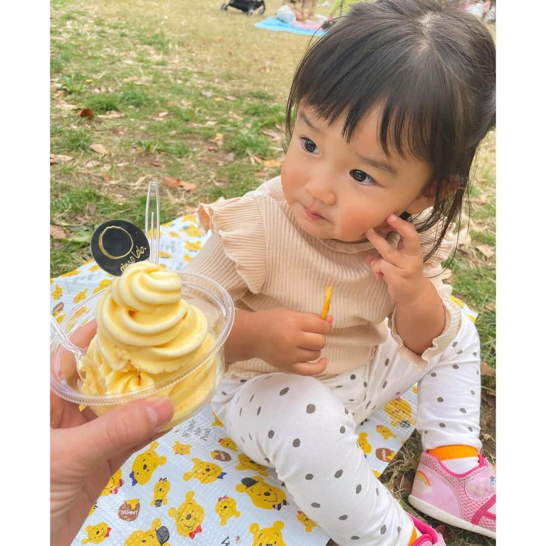 影山祥子さんのインスタグラム写真 - (影山祥子Instagram)「. 直近で遊んだ日🥰 代々木公園いったり、中野の公園まで行ったりして遊んだ🍁 代々木公園はポニーがいて乗馬できた🐴 エサもあげれたけど、乗るよりも近くに行くほうがビビってた😂 ステージに歌のお姉さんとドーモくん達が来て知ってる歌を何曲か歌ったから、みーもノリノリだった😌💓 この日はあったかかったからお外でたくさん遊べた☺️🍁 . 中野は焼きいもフェスに行ってお芋🍠食べた🥰 お芋食べた後もたくさん動き回って楽しそうでした☺️🍁 . ちょっと遠くまで行くのはなかなか大変だけど、みーが楽しそうに遊んでたくさん笑ってくれるから、遠出も頑張れる🥰 次はディズニーかな💓 . . . #秋　#代々木公園　#渋谷　#中野　#やきいもフェス　#焼き芋　#乗馬体験 #yoyogipark #shibuya #pony #sweets #festa #こどものいる暮らし #子育てママ　#子育てぐらむ #楽しかった　#思い出」11月28日 21時07分 - sacco324