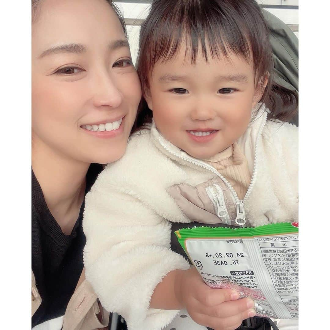 影山祥子さんのインスタグラム写真 - (影山祥子Instagram)「. 直近で遊んだ日🥰 代々木公園いったり、中野の公園まで行ったりして遊んだ🍁 代々木公園はポニーがいて乗馬できた🐴 エサもあげれたけど、乗るよりも近くに行くほうがビビってた😂 ステージに歌のお姉さんとドーモくん達が来て知ってる歌を何曲か歌ったから、みーもノリノリだった😌💓 この日はあったかかったからお外でたくさん遊べた☺️🍁 . 中野は焼きいもフェスに行ってお芋🍠食べた🥰 お芋食べた後もたくさん動き回って楽しそうでした☺️🍁 . ちょっと遠くまで行くのはなかなか大変だけど、みーが楽しそうに遊んでたくさん笑ってくれるから、遠出も頑張れる🥰 次はディズニーかな💓 . . . #秋　#代々木公園　#渋谷　#中野　#やきいもフェス　#焼き芋　#乗馬体験 #yoyogipark #shibuya #pony #sweets #festa #こどものいる暮らし #子育てママ　#子育てぐらむ #楽しかった　#思い出」11月28日 21時07分 - sacco324