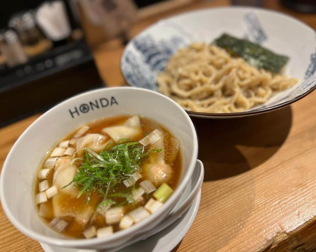 本谷亜紀さんのインスタグラム写真 - (本谷亜紀Instagram)「📍本田麺業  🚉神田駅  大人気店「ほん田」の新ブランド。卓上に藻塩があって、それを振って麺だけ食べても美味しいよ！  麺のぷるぷる加減は動画をぜひみて欲しい🙏スープは鶏ベースでさっぱりと！麺が平打ち麺だからちゃんとスープが乗っかる🍲  スープ割は山椒か生姜を選べて楽しい！！あまりにも美味しすぎてその場でお土産麺買って翌日も家で食べました笑  #本田麺業 #神田ランチ　#神田ラーメン  #ラーメン #らーめん #麺スタグラム #つけ麺 #ランチ #中華そば #🍜」11月28日 21時07分 - akichi0518_ramen