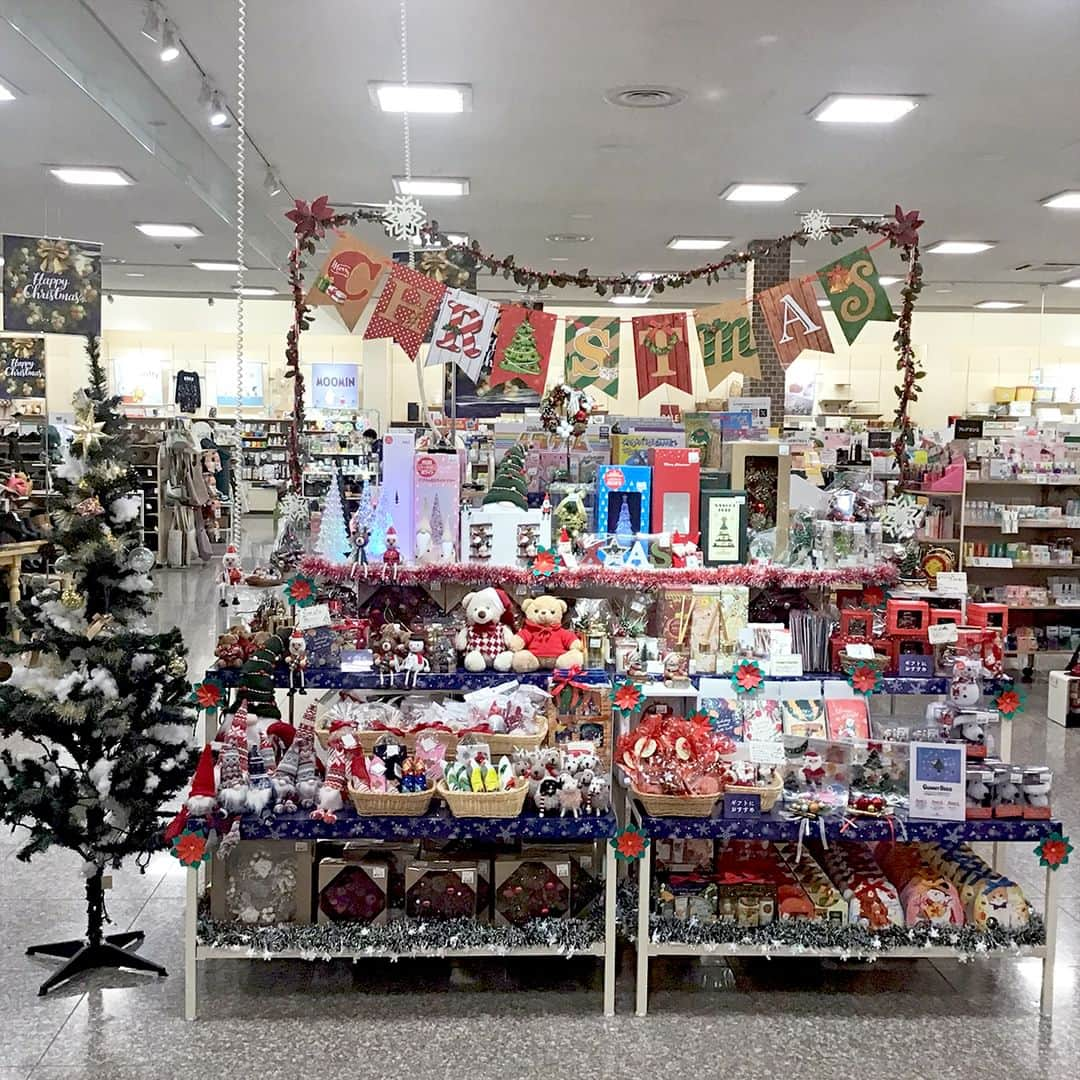 シャンブルオフィシャルのインスタグラム：「⛄️🎄クリスマス売場コンテスト開催！🎄⛄️️  全国のシャンブル店舗で クリスマスの雑貨やギフトをたくさん集めたコーナーを 展開中🎶  その中から、よりすぐりの10店舗をご紹介します。 お気に入りの売場に「いいね！」を押して応援してください✨ 「いいね！」数が多かった3店舗を、12月上旬頃ストーリーズで発表します❗️  【エントリーNo.7　掛川店】 －－－ 👇店長からのコメント テーマは「貴方だけのクリスマス、きっとあります。」 沢山のクリスマスアイテムから、貴方だけのお気に入りを見つけてはいかがですか？ －－－  お近くのシャンブルのクリスマス売場も ぜひチェックしてみてくださいね✨  #シャンブル #chambre #シャンブル購入品 #クリスマス #christmas #クリスマス雑貨 #クリスマスグッズ #クリスマスリース #ギフト #クリスマスギフト #冬 #雑貨 #雑貨屋 #雑貨屋さん #売場 #売場作り #店頭ディスプレイ #売場演出 #静岡県 #掛川市 #静岡県掛川市」