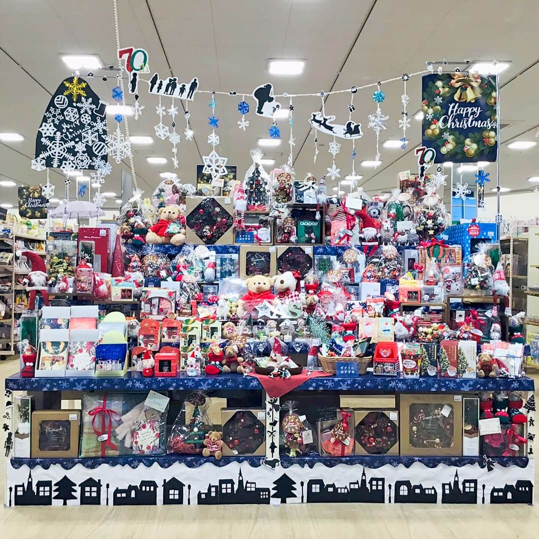 シャンブルオフィシャルのインスタグラム：「⛄️🎄クリスマス売場コンテスト開催！🎄⛄️️  全国のシャンブル店舗で クリスマスの雑貨やギフトをたくさん集めたコーナーを 展開中🎶  その中から、よりすぐりの10店舗をご紹介します。 お気に入りの売場に「いいね！」を押して応援してください✨ 「いいね！」数が多かった3店舗を、12月上旬頃ストーリーズで発表します❗️  【エントリーNo.8　高柳店】 －－－ 👇店長からのコメント 70周年を迎え、ジェンダーフリーな愛されるしまむらグループをイメージして作成しました✨ －－－  お近くのシャンブルのクリスマス売場も ぜひチェックしてみてくださいね✨  #シャンブル #chambre #シャンブル購入品 #クリスマス #christmas #クリスマス雑貨 #クリスマスグッズ #クリスマスリース #ギフト #クリスマスギフト #冬 #雑貨 #雑貨屋 #雑貨屋さん #売場 #売場作り #店頭ディスプレイ #売場演出 #福井県 #福井市 #福井県福井市」