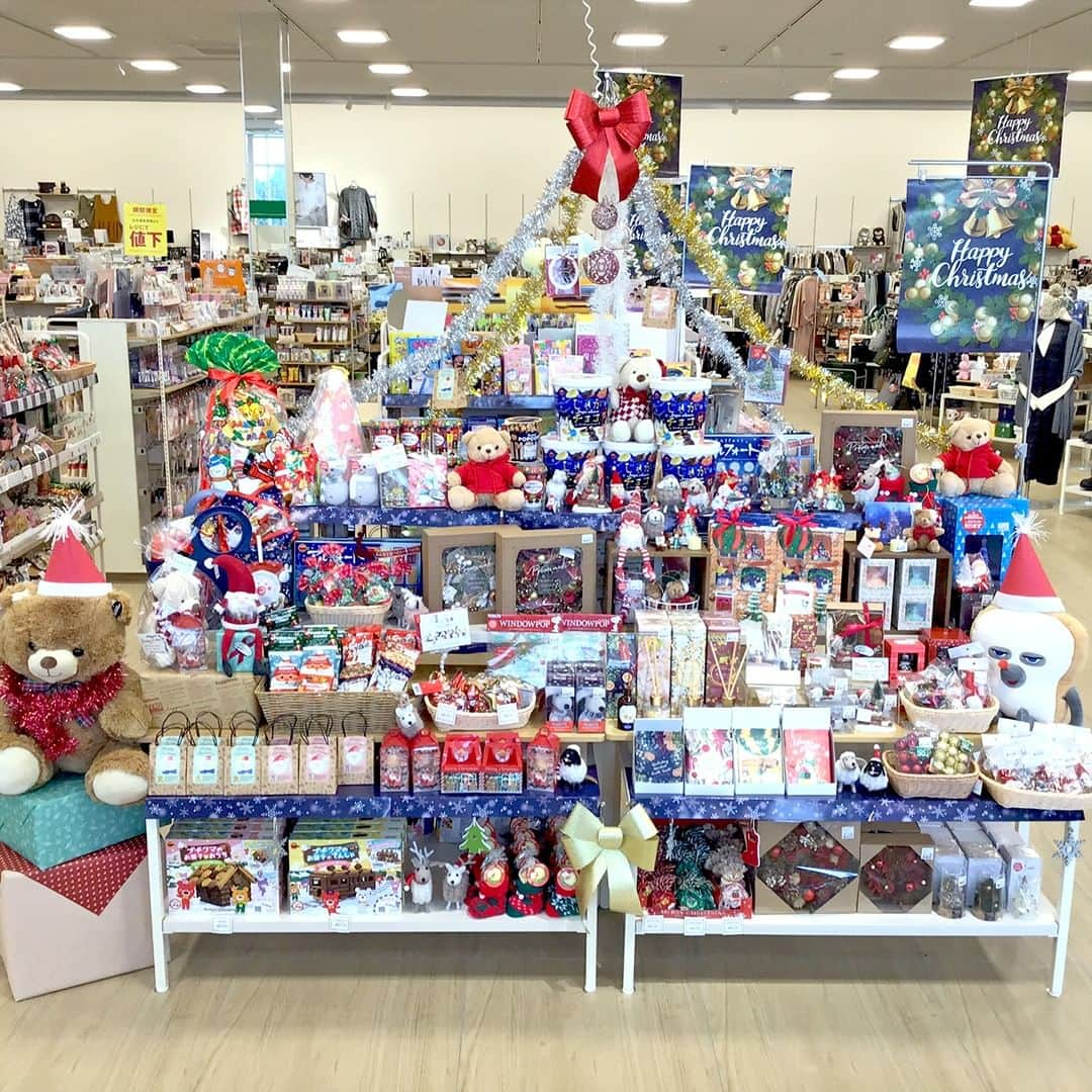 シャンブルオフィシャルのインスタグラム：「⛄️🎄クリスマス売場コンテスト開催！🎄⛄️️  全国のシャンブル店舗で クリスマスの雑貨やギフトをたくさん集めたコーナーを 展開中🎶  その中から、よりすぐりの10店舗をご紹介します。 お気に入りの売場に「いいね！」を押して応援してください✨ 「いいね！」数が多かった3店舗を、12月上旬頃ストーリーズで発表します❗️  【エントリーNo.10　野々市店】 －－－ 👇店長からのコメント クリスマスが待ち遠しく、気持ちが盛り上がるようなディスプレイがポイントです。 いくつになっても心躍る、ワクワクHappyなクリスマスをお届けします✨ －－－  お近くのシャンブルのクリスマス売場も ぜひチェックしてみてくださいね✨  #シャンブル #chambre #シャンブル購入品 #クリスマス #christmas #クリスマス雑貨 #クリスマスグッズ #クリスマスリース #ギフト #クリスマスギフト #冬 #雑貨 #雑貨屋 #雑貨屋さん #売場 #売場作り #店頭ディスプレイ #売場演出 #石川県 #野々市市 #石川県野々市市」