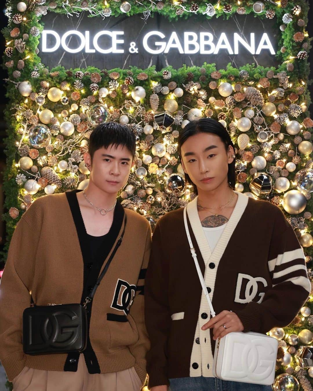 タイキのインスタグラム：「DOLCE&GABBANA HOLIDAY 2023 Private Party 🎄✨  高さ4メートルの巨大ツリーが画角に収まらない😆💦　 ニコライ・バーグマンによるツリーが12月25日(月)までの間ドルチェ＆ガッバーナ 青山でキラキラしてるよ😁  今年初のクリスマスイベントで楽しかったな😍  @dolcegabbana #DolceGabbana #DGHolidays #ドルチェガッバーナ #DGホリデー #PR」