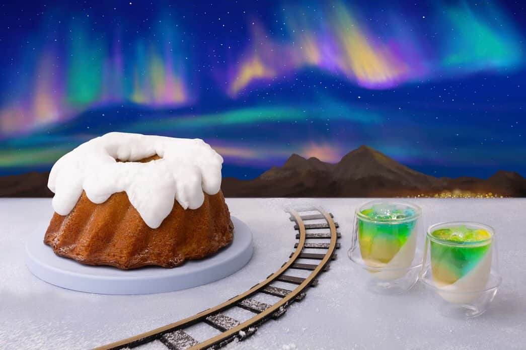 ヒルトン東京ベイ Hilton Tokyo Bayのインスタグラム：「12月24日(日)まで開催✨デザートビュッフェ「Christmas Train(クリスマストレイン)」🚂  毎冬ホテルのロビーに展示している「ヒルトン東京ベイ・クリスマス・トレイン」のジオラマからインスパイアされたデザートビュッフェ「クリスマストレイン」は、土日祝日限定で開催しています⭐️  今回はデザート2品をご紹介します♪  「雪山のメイプルクグロフ」(写真左) メイプル味のクグロフに生クリームを雪山に見立てて絞りました🏔️しっとりとした生地とメイプルの優しい甘みが感じられるケーキです🍁  「ミルクパンナコッタとオーロラゼリー」(写真右) ミルクパンナコッタの上に、レモンゼリーとブルーキュラソーゼリーを乗せて、クリスマスの夜に輝くオーロラをグラスデザートで表現しました🍋ゼリーの中には、瑞々しい2粒の巨峰と、食感が楽しい星形のナタデココが入っています🍇  トレインとともに、クリスマスのヨーロッパを旅する気分をお楽しみいただける空間で、苺や柚子を使ったデザートや、クリスマスの雰囲気を盛り込んだセイボリーなど約35種類のメニューをご堪能ください✨  満席のお時間もございますので、ご予約はお早めにお願いいたします🙇  ご予約・詳細はプロフィールから公式ホームページへ🔜 @hiltontokyobay プロフィール下の「食べ物を注文」のボタンからもご予約いただけます❄️   【Christmas Train(クリスマストレイン)詳細】 ⚫︎会場: 1階「ラウンジ・オー」 ⚫︎期間: 2023年11月3日(金・祝)〜12月24日(日)※土日祝日限定 ⚫︎時間: 12:00〜/12:30〜/14:30〜/15:00〜(4部制・2時間制) ⚫︎料金: 大人4,700円/4〜8歳1,800円/9〜12歳2,600円 ※約20種類のドリンクバー付 ※料金には税金・サービス料が含まれます   #ヒルトン東京ベイ #ヒルトン #千葉 #舞浜 #ホテル #デザートビュッフェ #デザート #ビュッフェ #スイーツ #セイボリー #クリスマス #トレイン #クリスマスマーケット #オーロラ #サンタ #サンタクロース #ホリデー #ヨーロッパ #クグロフ #🍰 #パンナコッタ #hiltontokyobay #hilton #Christmas #Christmastrain #Europe #christmasmarket #aurora #Train #holiday」