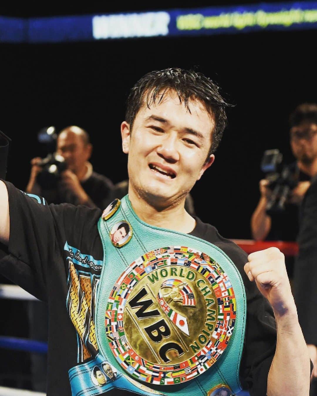 木村悠さんのインスタグラム写真 - (木村悠Instagram)「チャンピオン会再結成！8年前の今日は…  世界チャンピオンが集まるチャンピオン会の会議がありました。  メンバーは、 WBC世界スーパーライト級チャンピオン #浜田剛史 さん WBC世界ライトフライ級チャンピオン #中島成雄 さん WBC世界ライトフライチャンピオン #友利正 さん WBC世界バンタム級チャンピオン #山中慎介 さん となりました。  チャンピオン会も来年から新たに動き出します！  また、くしくも8年前の11/28は私が世界チャンピオンとなった日でもありました。何か運命的なものを感じますね！  今後のチャンピオン会の活動にも乞うご期待ください🥊  #ボクシング #boxing #トレーニング  #ボクサー  #世界チャンピオン #champion  #チャンピオン #木村悠 #二刀流 #boxer  #オンラインジム #チャンピオン会 #世界チャンピオン会」11月28日 21時12分 - kimura.yu
