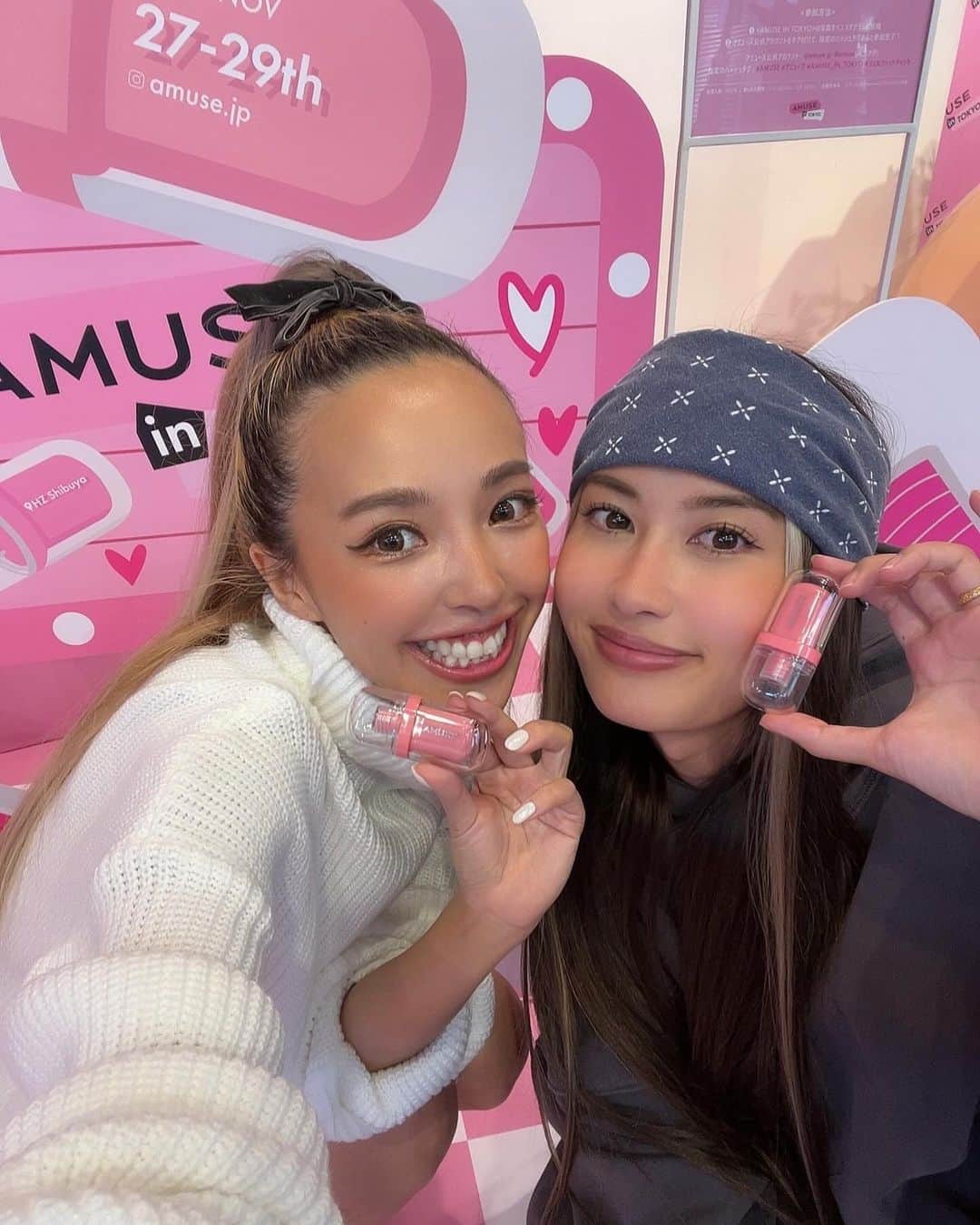 ユミ のインスタグラム：「launch Party in TOKYO🇰🇷💄💝✨✨✨  💗Seoul⇒Tokyo上陸❤️ 韓国の人気コスメブランド〝AMUSE〟の 期間限定popupがTOKYOで行われています💐 @amuse.jp     会場はすごくポジティブで女の子らしくて happyな感じで素敵な空間でした〜🎀    アジア圏やその他の海外からも 人気で注目度が高いAMUSEのコスメ！ 中でも私はティントリップが 気になっていました💝👄  日本限定色の“SAKURA JERRY”が、 合わせやすくてすごく可愛かった💗🌸  クリアでチュルンとしたパッケージも めちゃくちゃ可愛いし、 サイズもポーチの中でかさばらなさそうでいいね〜🥹💗  最近は 🇰🇷×🇺🇲のmix makeupが 好きだからおうちでまたお勉強しま〜す✍🥹👍🏼✨  POPUPは明日まで 渋谷でやっているよ〜💐  #PR #AMUSE #アミューズ  #ビーガンメイク  #ジェルフィットティント」