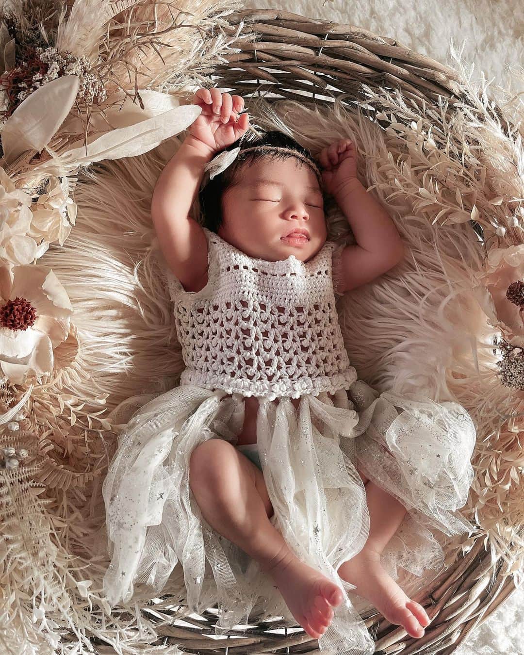 VIENNAさんのインスタグラム写真 - (VIENNAInstagram)「MONICAちゃん👶🏼 生まれてからちょうど1週間 これからもたくさん思い出作ろうね♪  私の天使👼🏻  ・ ・ ・ ・ ・ ・ ・ ・ ・ ニューボーンフォトの衣装とセッティングのレンタルは @link_to1416  さんからの提供でした！ 素敵なサービス本当にありがとうございました♪  #pr #ニューボーンフォト #ニューボーンフォトレンタル #セルフニューボーンフォト #ニューボーンフォトセルフ #出産報告 #妊娠後期」11月28日 21時13分 - viennadoll_official