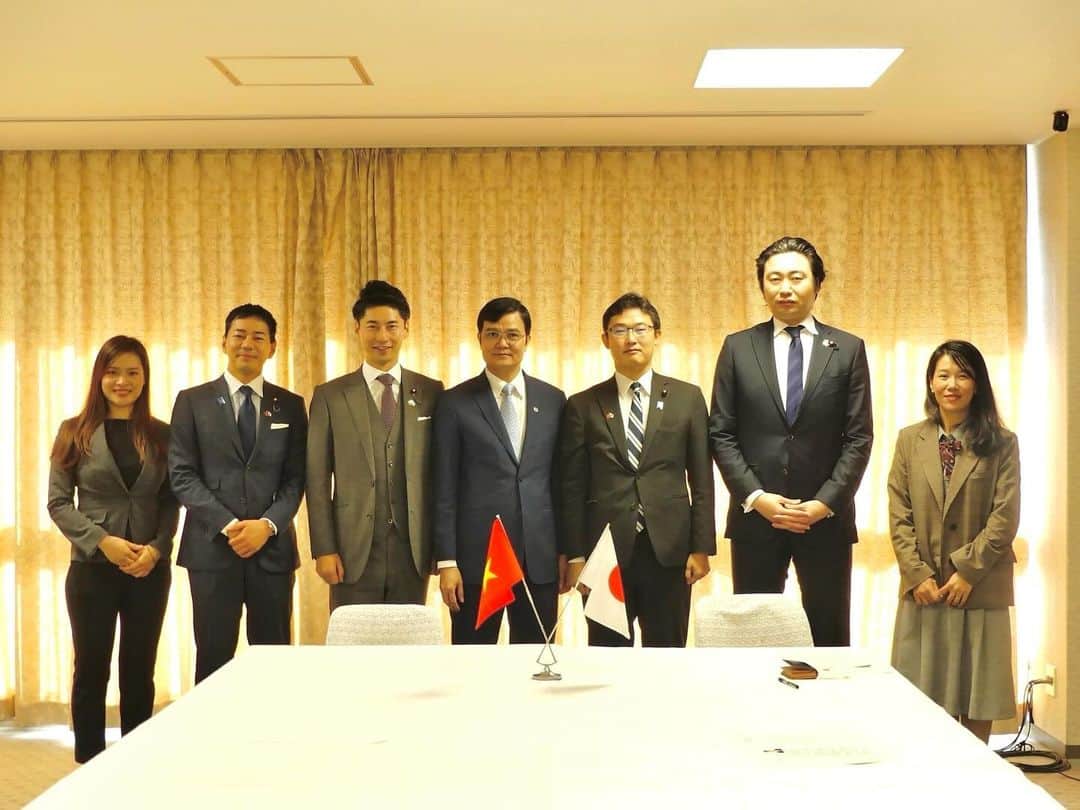 中曽根 康隆のインスタグラム：「ベトナム共産党の青年局長にあたるホーチミン共青団のブイ・クアン・フイ第一書記が来党され、藤原崇局長と共に会談しました。青年局と共青団とは平成26年以来、相互訪問を行い、友好・信頼関係を深めてきました。 会談では両国の関係強化のために青年世代の交流を広げていく重要性を確認。  自民党青年局は台湾のみならずベトナム🇻🇳とも青年世代の友好関係を築いています。明日は来日中の国家主席が国会演説を行います。  #青年局　#ベトナム」