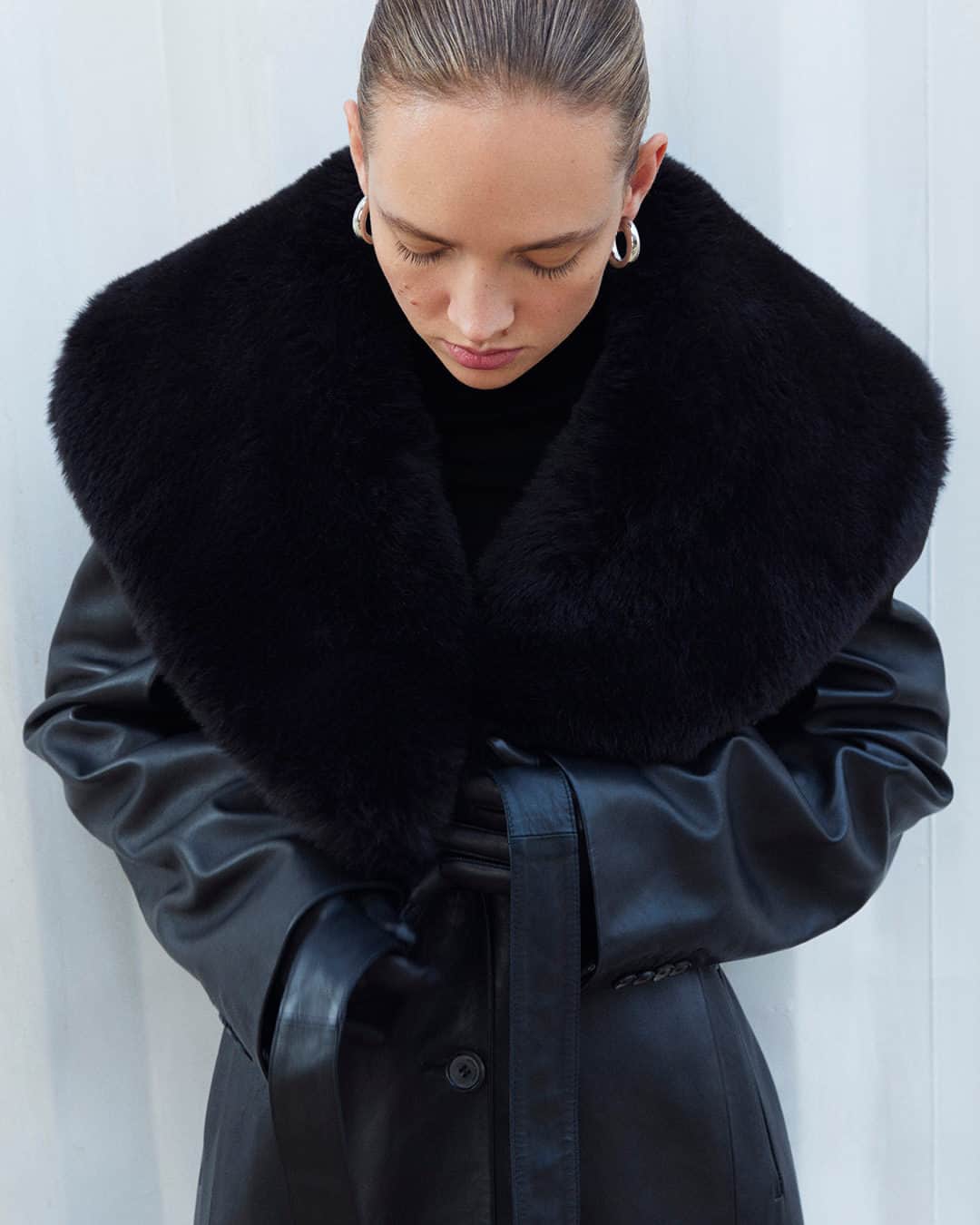 ネッタポルテさんのインスタグラム写真 - (ネッタポルテInstagram)「LONGLINE SHAPES: Faultless for it's day-to-night appeal, no capsule wardrobe is complete without @magdabutrym's chic faux fur-trimmed leather coat.   Tap the link in bio to shop at #NETAPORTER.」11月28日 21時20分 - netaporter