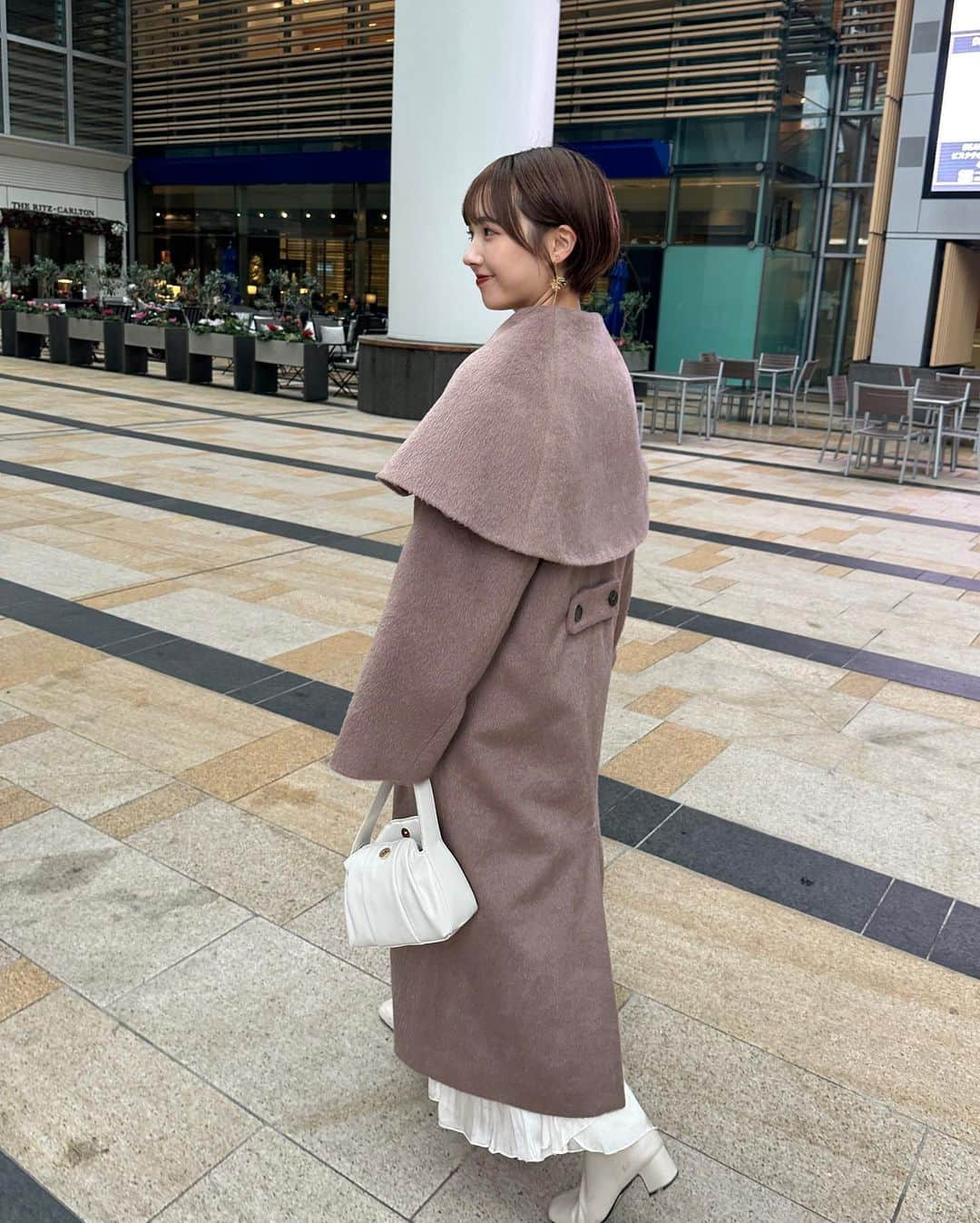 mellowneonさんのインスタグラム写真 - (mellowneonInstagram)「. シャギーロングコート  ivory / brown / black  上品な毛並みのふわふわシャギー生地が 高級感たっぷりのロングコート。  大人なダブルボタンデザインに、 襟は大きめのケープのようにしてひと癖を加えた 他にない1枚です。  襟の部分のみコート表地とは別の裏地をつけ、 揺れ感が出るように、 また、重みが出過ぎないような仕様にしております。  ウール混素材で1枚であたたかく、 小顔効果も抜群な今季おすすめの1着です。  #mellowneon #2023aw #ロングコート #アウター」11月28日 21時16分 - mellow_neon