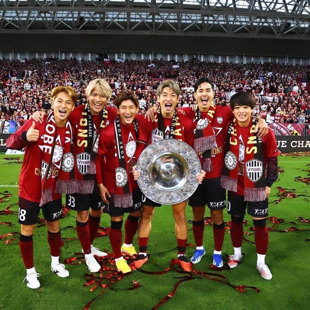 三輪麻未さんのインスタグラム写真 - (三輪麻未Instagram)「2年前の夏 自分が動ける間にもう一度日本で「タイトル」をとりたい。 だから、日本へ行く...そう決めた主人。  昨シーズンは怪我に苦しめられ、最後の最後まで本当に悔しさだけが残るシーズンでした。  その悔しさを胸に秘め「今やるべきこと」に 全力で戦い続けたこの一年。  主人の「全力で喜びたい」 と言う言葉を聞き、優勝出来て本当に嬉しく思います。  みんなで掴んだ優勝🏆🏆🏆 最高です。  ありがとうございました。  @visselkobe」11月28日 21時26分 - asami_miwa