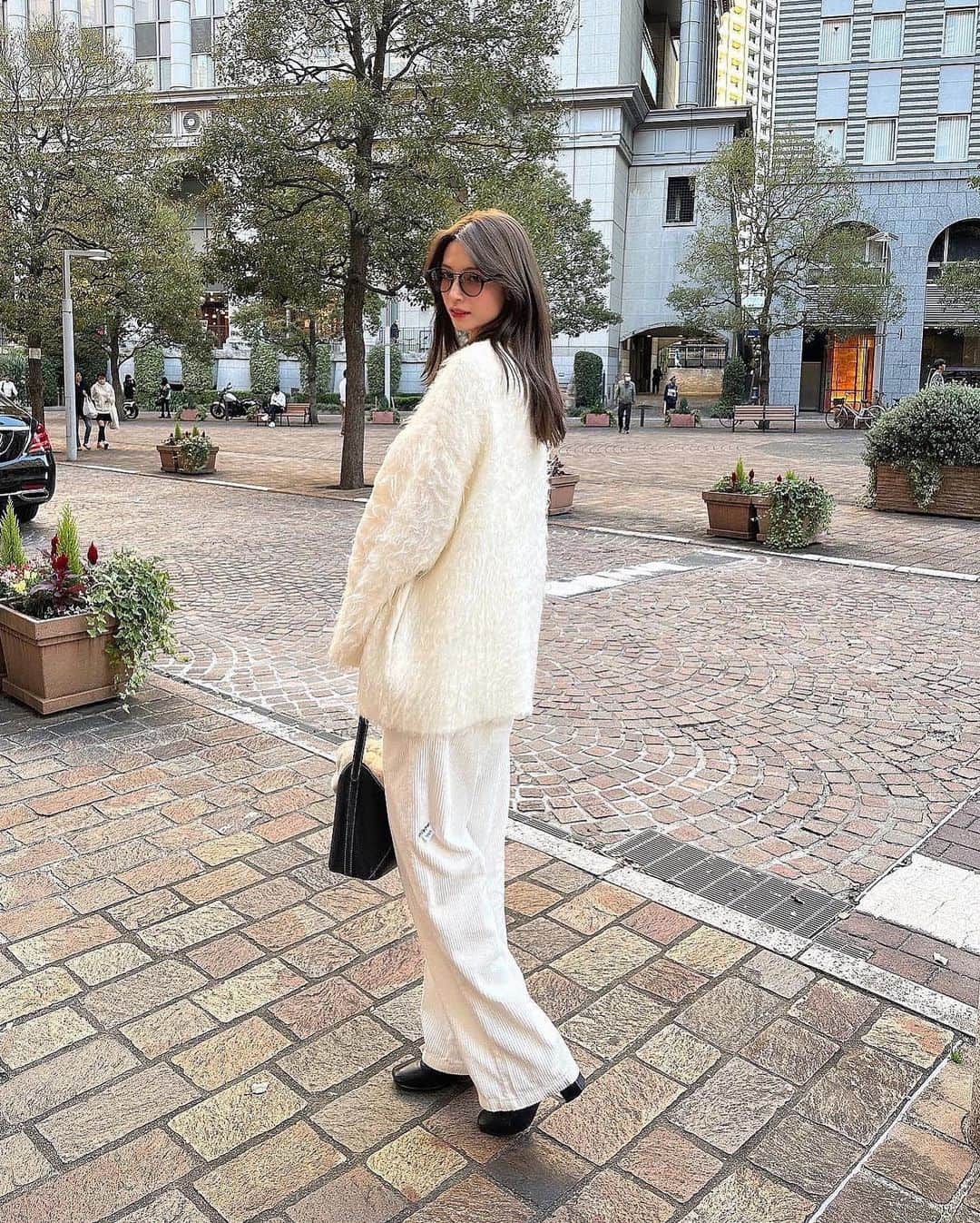 ホルトえみりのインスタグラム：「気づいたらホワイトコーデ多め  #ホワイトコーデ #カーディガンコーデ #ワントーンコーデ #baycrews #ベイクルーズ #slobe」