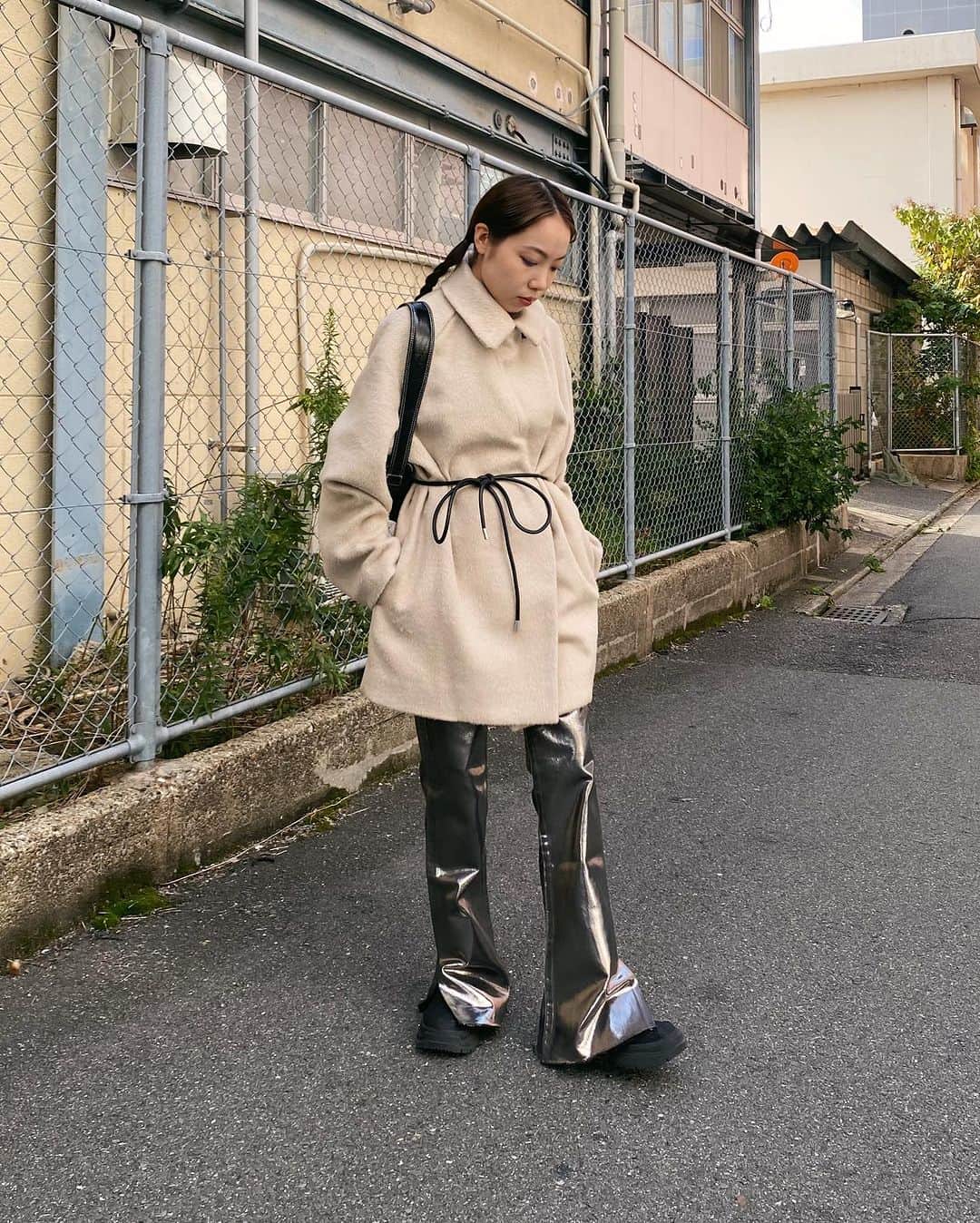 MOUSSY SNAPさんのインスタグラム写真 - (MOUSSY SNAPInstagram)「#MOUSSYSNAP @kanon_makabe 157cm  ・BIG COLLAR MINI COAT(010GAS30-5460) ・LAYERED LIKE SHEER TOP(010GA680-5420) ・FOIL PRINT SLIM FLARE(010GAS11-5240) ・MANY POCKET HANDBA(010GAT51-5410) ・RUBBER SHORT BOOTS(010GAS52-5630) 全国のMOUSSY店舗／SHEL'TTER WEBSTORE／ZOZOTOWNにて発売中。  #MOUSSY #MOUSSYJEANS」11月28日 21時19分 - moussysnap