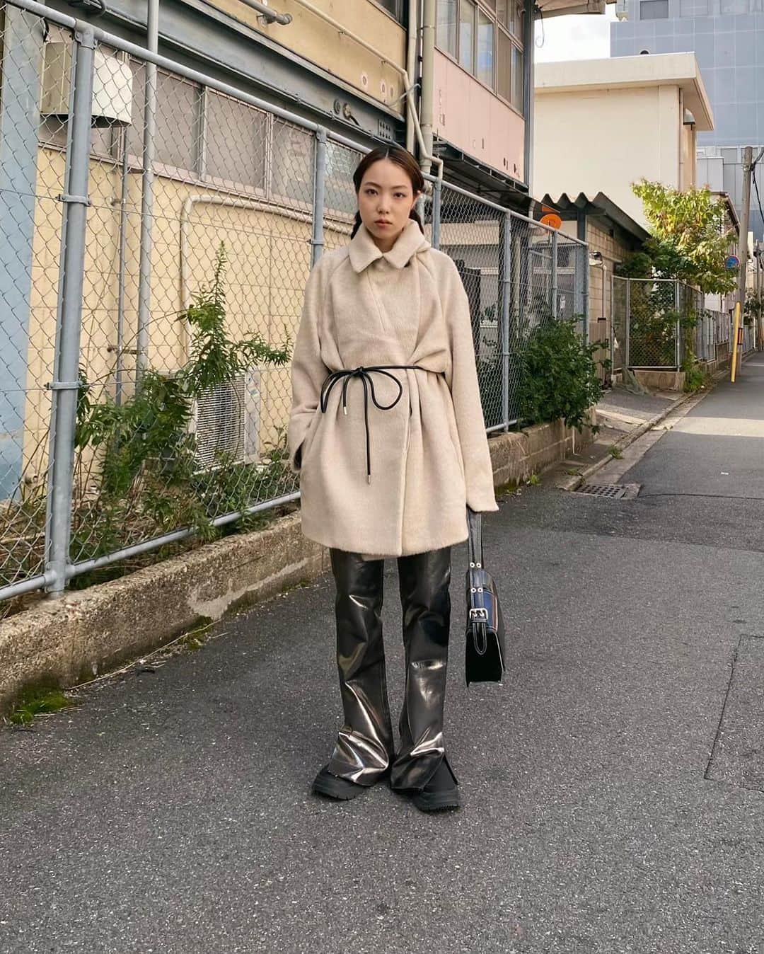 MOUSSY SNAPさんのインスタグラム写真 - (MOUSSY SNAPInstagram)「#MOUSSYSNAP @kanon_makabe 157cm  ・BIG COLLAR MINI COAT(010GAS30-5460) ・LAYERED LIKE SHEER TOP(010GA680-5420) ・FOIL PRINT SLIM FLARE(010GAS11-5240) ・MANY POCKET HANDBA(010GAT51-5410) ・RUBBER SHORT BOOTS(010GAS52-5630) 全国のMOUSSY店舗／SHEL'TTER WEBSTORE／ZOZOTOWNにて発売中。  #MOUSSY #MOUSSYJEANS」11月28日 21時19分 - moussysnap