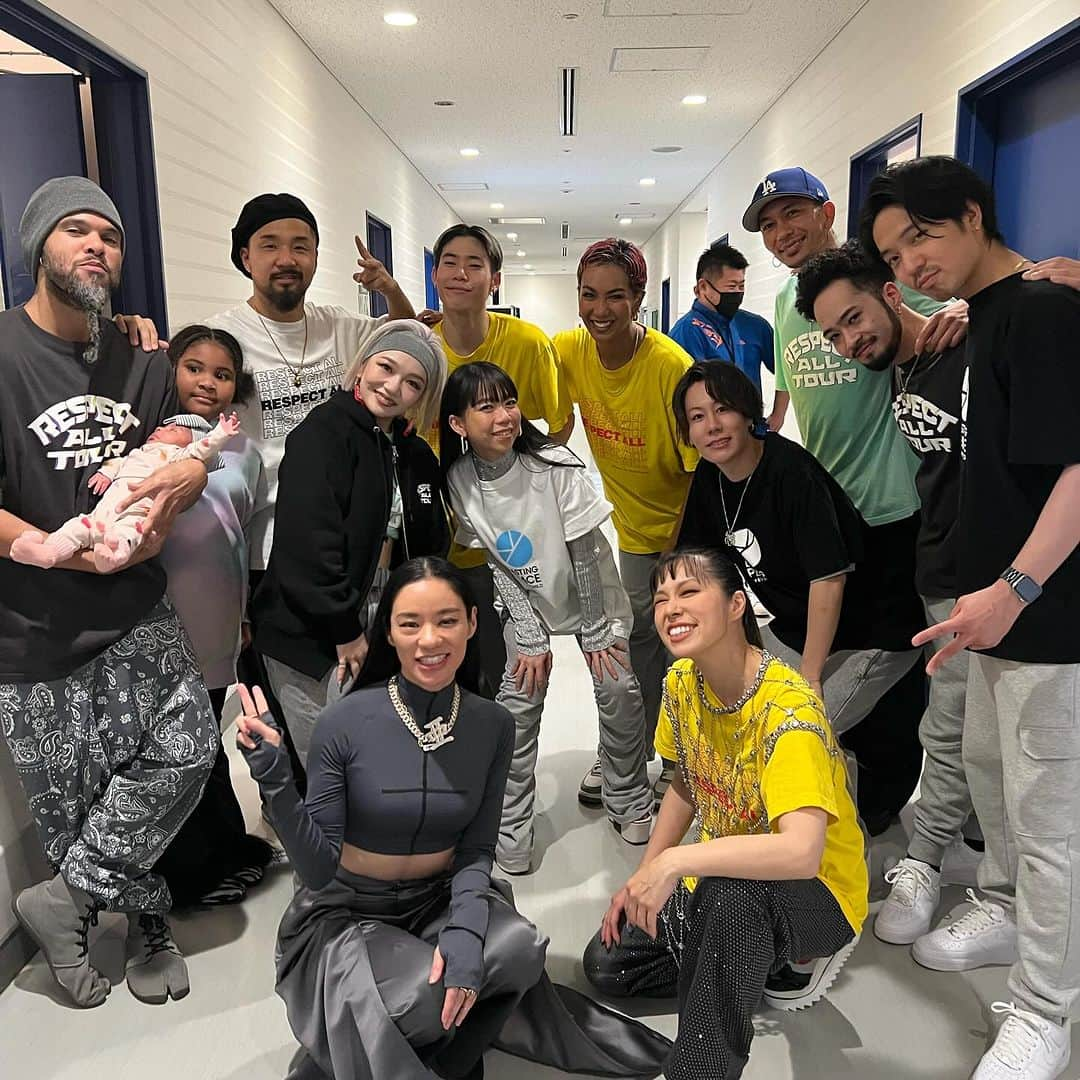 AIさんのインスタグラム写真 - (AIInstagram)「Thank you TŌKYŌ and respect allllllll….✌️  Peace to the world!!!!🙏  11/26 東京公演。  今自分が住んでる場所でのライブでしたので感謝したい人達がいっぱいいました。  ママへではメンバーのお母様方がステージに上がってくれて本当に嬉しかった。やっぱこの子達の親だなって感じで感動しました。いきなりすみませんでした！w  そしてスペシャルゲストAwich🔥🔥🔥  彼女の眼は本当にピュアで言ってる言葉でいつも感動してしまう。絶対超忙しすぎる中で来てくれて本当に申し訳なかったけど本当に嬉しかった！！Thank you so much @awich098 ！！！  そしてキッズダンサーのみんな、最後に寄せ書きもいただいて、、ありがとうね！！未来のスター達。  一緒にlasting peace song 歌ってくれた大学生の皆様も最高でした！！！曲を覚えてくれてありがとう✨  いつも応援してくれてるみんなのおかげでまだ持ってますよw  こっから先も元気な限りパワー出していきますので、引き続き3/24東京ファイナル@国際フォーラムまでよろしくお願いします！！！  📸 @seitaro__tanaka   @lasting_peace_project   #ＡＩリスペクトオールツアー #LastingPeace #キッズダンサー」11月28日 21時19分 - officialai