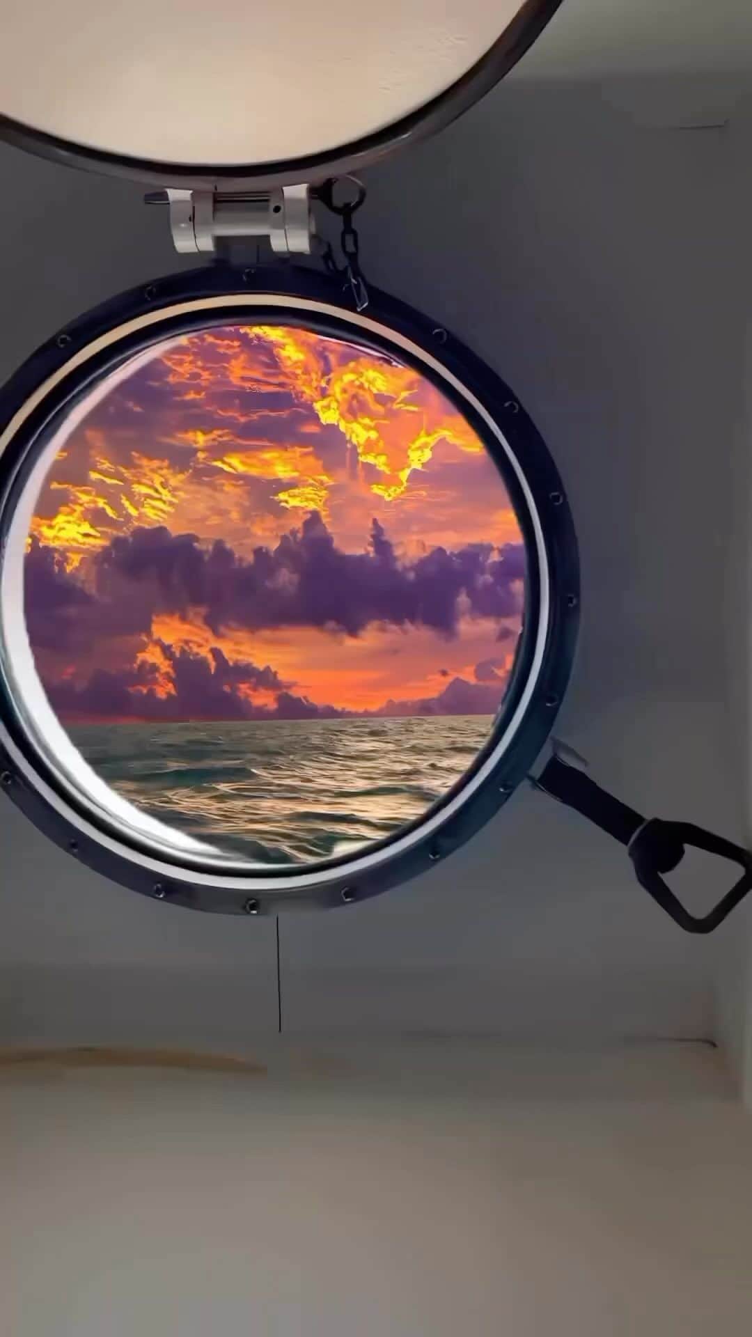 Awesome Wonderful Natureのインスタグラム：「When sunset blends with the ocean ✨🌊  Enjoy this beautiful sunset view ✨😊  Video by @girlchill_sunset   #sunset #sky #sea」
