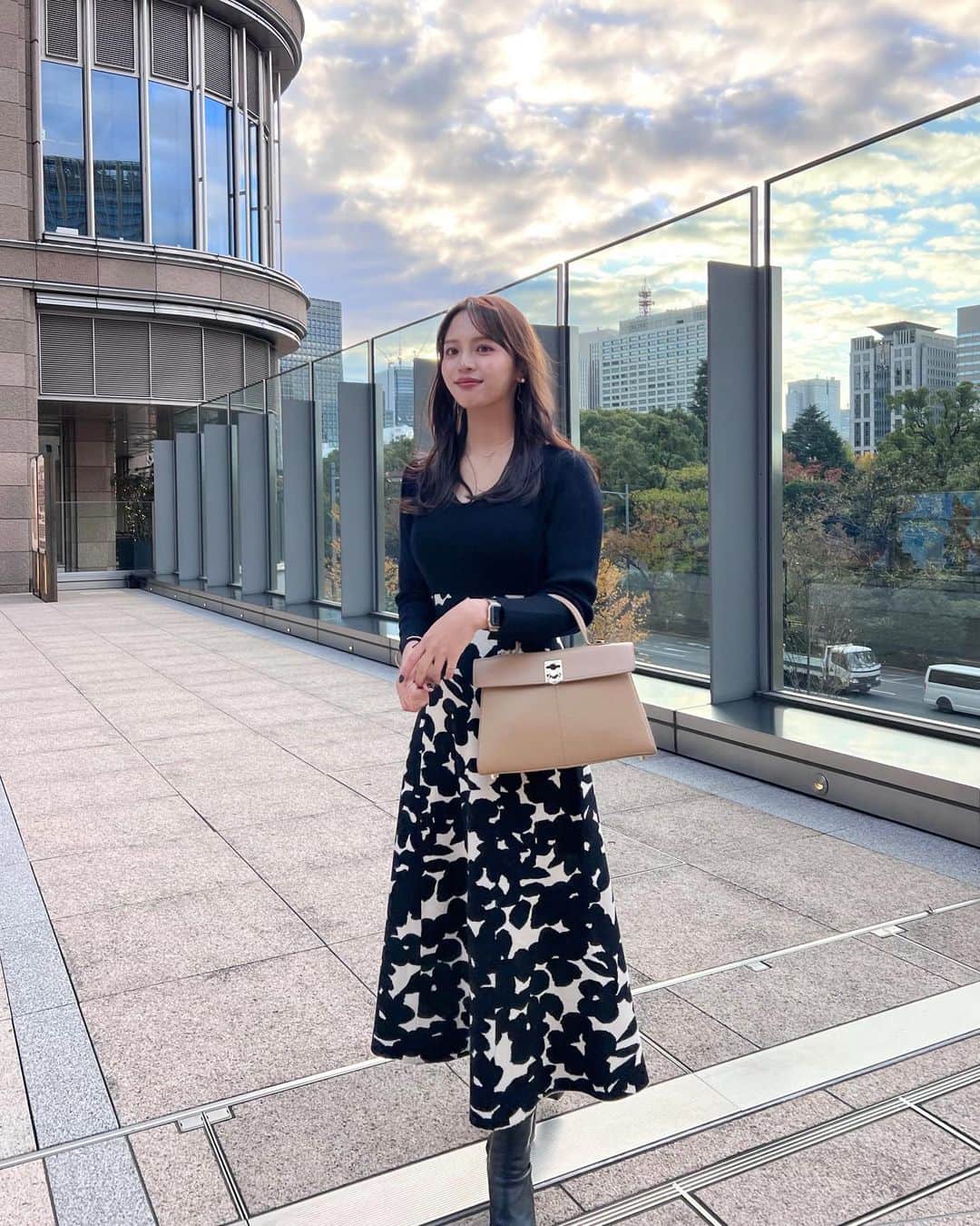 森山紗希さんのインスタグラム写真 - (森山紗希Instagram)「black  先日のコートの下に来ていたワンピ。 どちらのですかと質問を多くいただいたので😌  @proportionbodydressing のものです♡ ニット生地なのでおしゃれなのにあったかいー！ 大きめの柄がとってもお気に入り  #ニット  #ニットワンピ  #冬  #冬コーデ  #冬服  #proportionbodydressing」11月28日 21時21分 - morisaki0404