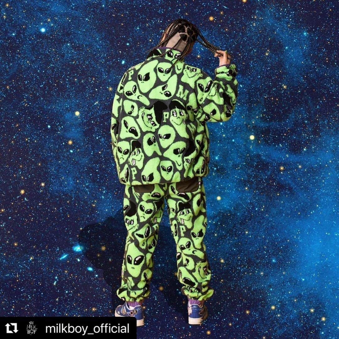 ミルクボーイさんのインスタグラム写真 - (ミルクボーイInstagram)「#Repost @milkboy_official ⚡️PUNK DRUNKERS × MILKBOY⚡️  Available in-store and online 11/29！  PUNK DRUNKERS25周年を記念して、互いのブランドらしさ溢れるグラフィックコラボアイテムが登場‼︎👽🛸💫🪐  インパクトのある"あいつ×宇宙人"の総柄ボアフリースアイテムや、MILKBOY TOYSのIT BEARとコラボした、"あいつ× IT BEAR"のグラフィックカットソーなどを展開‼︎  明日11月29日(水)よりMILKBOY原宿店・オフィシャルオンラインショップをはじめMILKBOY取り扱い店舗、PUNK DRUNKERS取り扱い店舗にて発売いたします  #milkboy #punkdrunkers  #milkboytoys」11月28日 21時22分 - milkboyharajuku