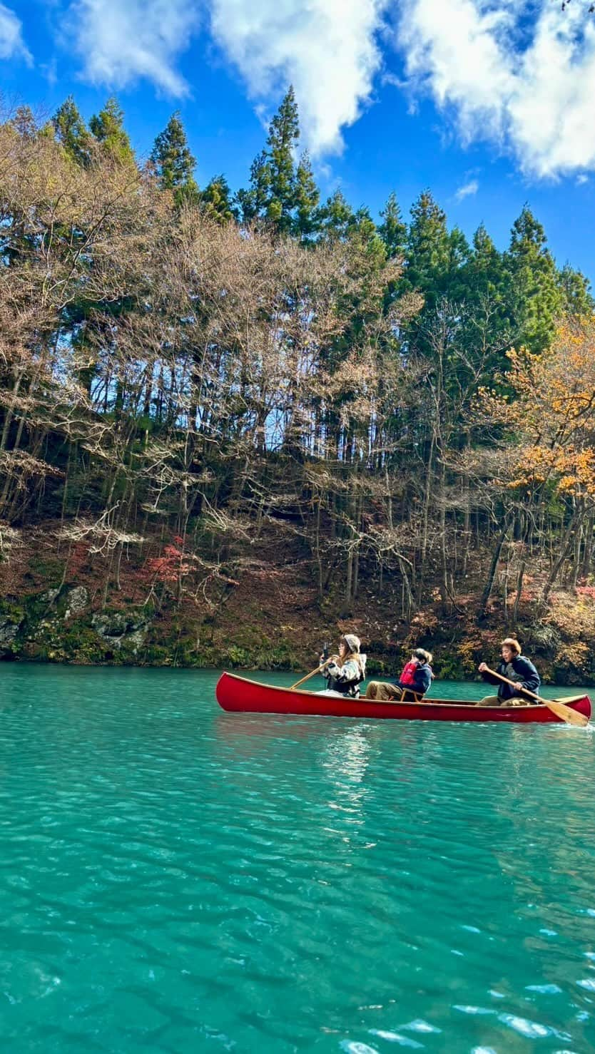 marikoのインスタグラム：「NABARRO 進水式　in  四万湖🩵  ずっと行きたかった四万湖ブルー🩵  ご一緒していただいた素敵な仲間達に感謝🥹✨✨  カヌーを乗せたお洒落な車が揃ってキャンプ場まで コンボできた大移動はすごかったよ🥰✨✨  #oldtownwatercraft #nabarro #カヌー #四万湖 #キャンプ #アウトドア #outdoor #camp #outdoorlife」