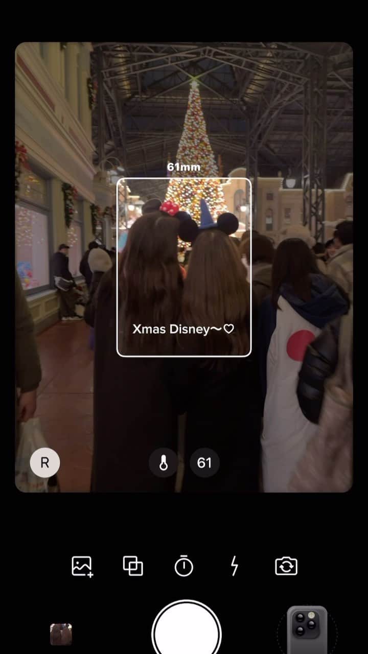 のインスタグラム：「大きなクリスマスツリー🎄 夜のディズニーが可愛すぎる....… :(˘•̥⧿•̥˘ ):  安定のdazzカメラ🎞 寒いから３人でカラフルマフラー🧣  また行こうね🎄💌💌💌  #ディズニー#ディズニーランド #Disney #クリスマス　#クリスマスディズニー #マフラーコーデ　#Xmas」