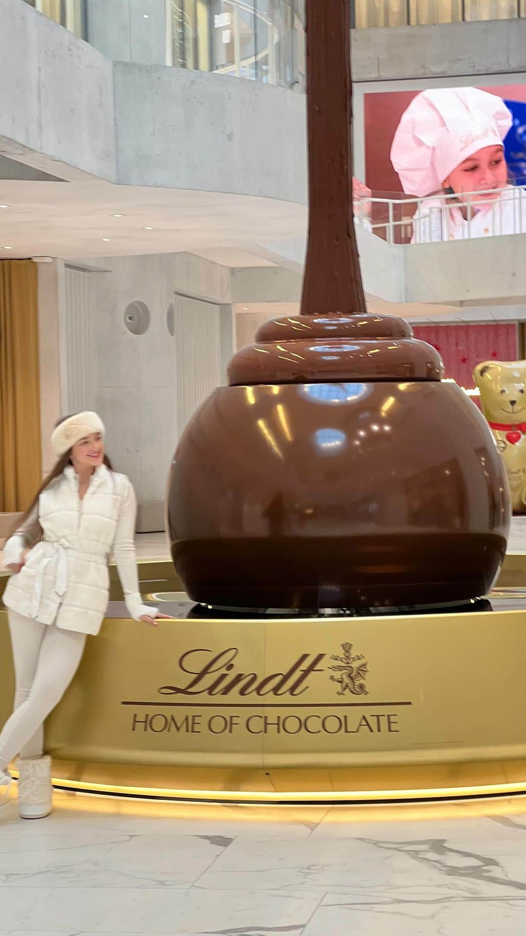 ニコルのインスタグラム：「Você não pode perder essa experiência no @lindthomeofchocolate por apenas 15CHF 🥰❤️ Você gosta também de chocolate da Lindt?」