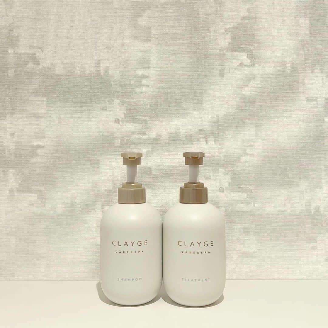 横山紗弓さんのインスタグラム写真 - (横山紗弓Instagram)「クチコミでずっと人気 (@cosmeで長期間、高評価を獲得)で ロングヒットとなったCLAYGEのシャンプーが 発売7年目で満を持してこの秋に大幅リニューアル🍂@clayge__official コロンと丸いフォルムに金のポンプが可愛くて お風呂場に置いていても気分が上がる🫶 前から好きだったスパ後のような洗い心地は リューアル後もそのままで 洗い上がりのサラサラ感はより良くなった気がします✨ 香りも清楚で優雅なフローラルムスク🌿 ふわっと香るとまた癒されます😌 全国のLOFTで発売中！ #PR #CLAYGE #New_CLAYGE #クレージュ  #実感型スパ #シャンプー」11月28日 21時23分 - 1129sym