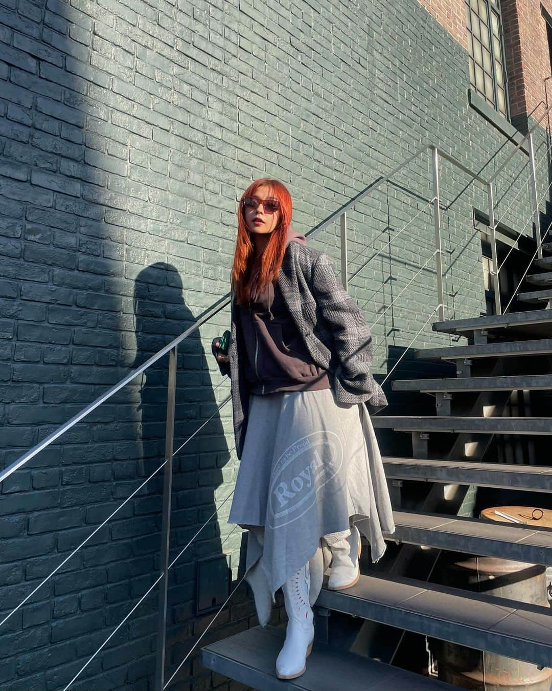 小山はるきさんのインスタグラム写真 - (小山はるきInstagram)「TAILORED JACKET COATは80年代の大胆でレトロなファッションスタイルから着想を得ています🪩  オーバーサイズで圧倒的な存在感を放ちながらも、スタイリング次第でガーリーにもカジュアルにも振れるナチュラルなカラーリングのチェックを選んだのもポイント✴︎  想像以上に軽量で暖かさもあるので、アウターとしてしっかり活躍してくれるおすすめアイテムです🍷」11月28日 21時24分 - haru__ki15