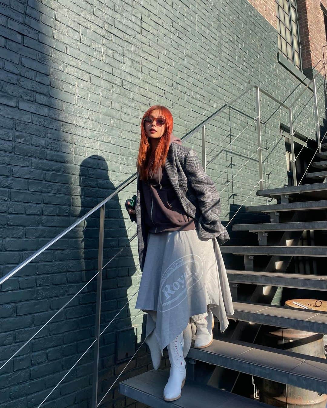 小山はるきのインスタグラム：「TAILORED JACKET COATは80年代の大胆でレトロなファッションスタイルから着想を得ています🪩  オーバーサイズで圧倒的な存在感を放ちながらも、スタイリング次第でガーリーにもカジュアルにも振れるナチュラルなカラーリングのチェックを選んだのもポイント✴︎  想像以上に軽量で暖かさもあるので、アウターとしてしっかり活躍してくれるおすすめアイテムです🍷」