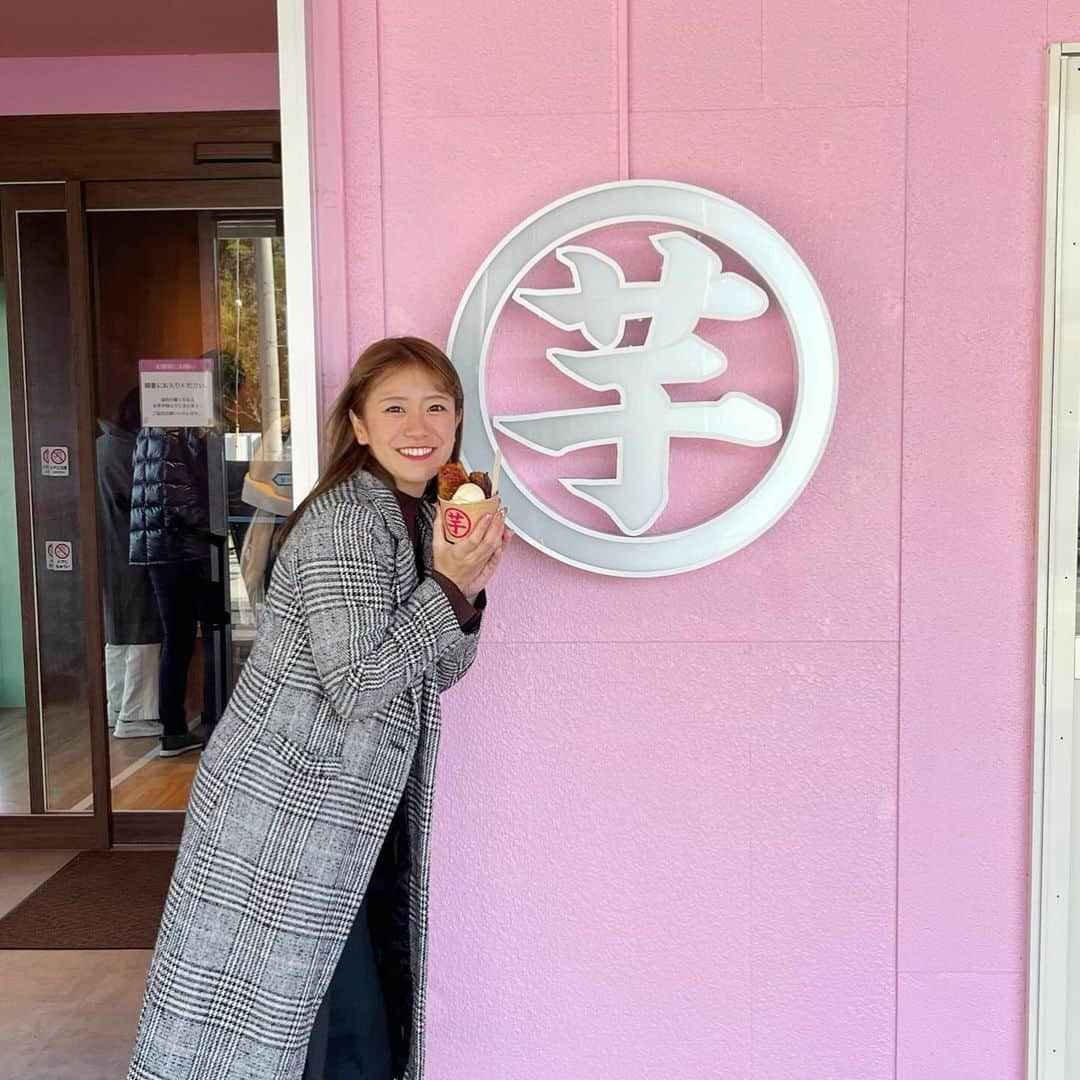 福本愛菜さんのインスタグラム写真 - (福本愛菜Instagram)「ずっと行きたかった芋菓子しみずの淡路島店🫶🏽🩷  焼き芋ブリュレが美味しすぎたあ🤤💕 お芋自体はねっとり食感で表面がブリュレやからパリパリで、芋本来の甘みもすごくて🥺🥺🥺 ぺろっと完食でした🙏✨  次は違う商品も食べたいなあ🫶🏽  #淡路島 #高級芋菓子しみず #淡路島グルメ #淡路島カフェ #淡路島観光スポット #焼き芋専門店 #焼き芋 #ブリュレ #スイーツ #スイーツ好きな人と繋がりたい #スイーツ巡り #スイーツデ部 #sweets #甘いもの #甘いもの大好き #🍠 #🩷」11月28日 21時24分 - aina_fukumoto