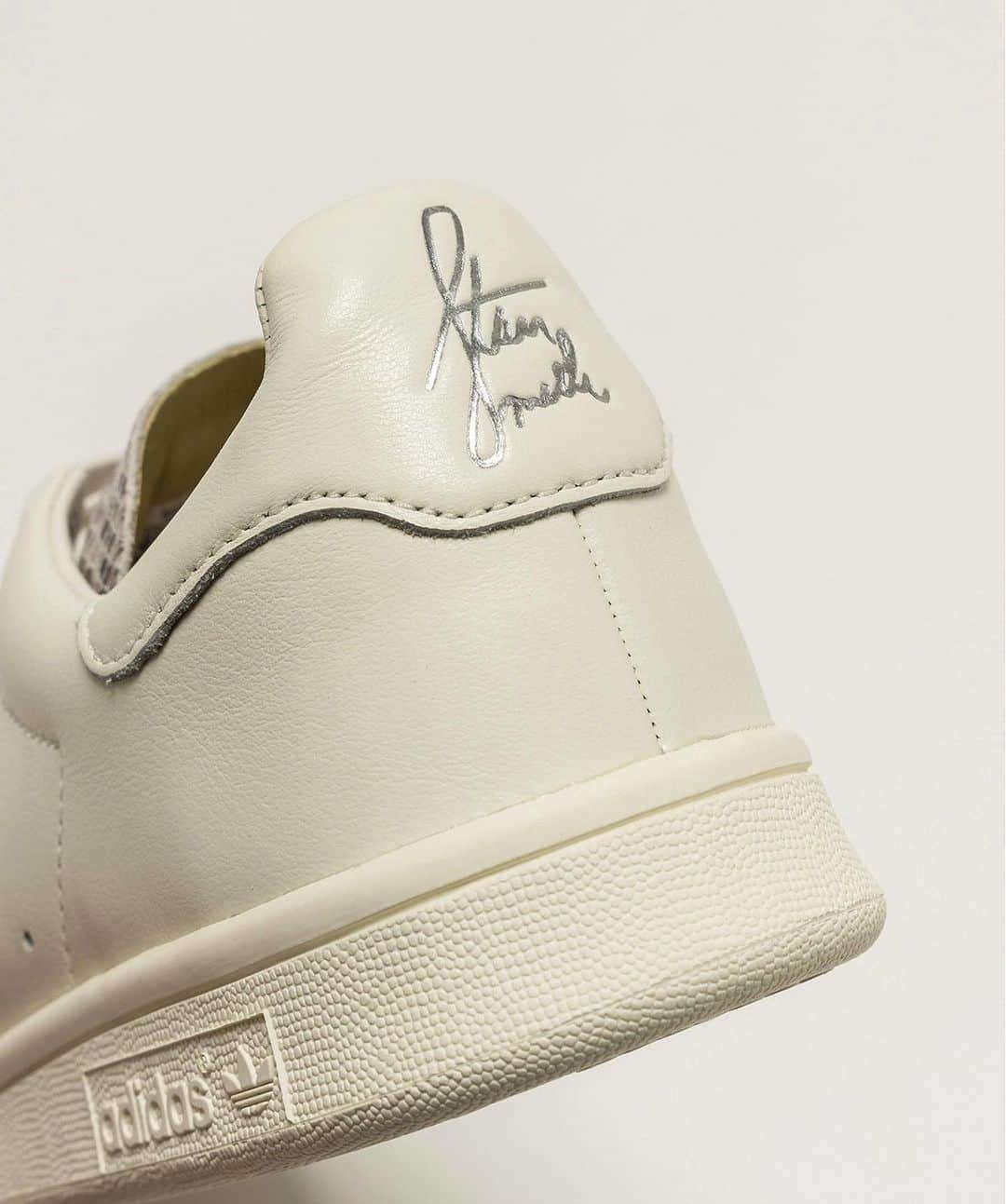 EDIFICEさんのインスタグラム写真 - (EDIFICEInstagram)「. adidas Originals for ÉDIFICE/IÉNA "Stan Smith LUX Exclusive" 　　　　　　　　　　　　　　　　　　　　　　　 11月24日(金)より、 adidas Originals for ÉDIFICE/IÉNA "Stan Smith LUX Exclusive"をオンラインストアにて先行予約販売スタート！ 　　　　　　　　　　　　　　　　　　　　　　　 　　　　　　　　　　　　　　　　　　　　　　　 　　　　　　　　　　　　　　　　　　　　　　　 ◾️予約開始日 2023.11.24 (金)   ◾️発売日 ÉDIFICE 各店 2024.1.2 (火) (＊店舗での発売は各店舗の開店時間に準ずる)  ÉDIFICE Online Store Online Storeでのお渡し予定は2024年1月上旬を予定しております。 　　　　　　　　　　　　　　　　　　　　　　　 　　　　　　　　　　　　　　　　　　　　　　　 _______________________________________  adidas Originals for ÉDIFICE/IÉNA "Stan Smith LUX Exclusive"  24093310120010 / ¥18,700 　　　　　　　　　　　　　　　　　　　　　　　 　　　　　　　　　　　　　　　　　　　　　　　 　　　　　　　　　　　　　　　　　　　　　　　 ラグジュアリーの定義を変える為に生まれた「STAN SMITH LUX」をベースに、洗練されたデザインを生かしながら、記憶に残る柄を組み合わせました。  アッパー全体は肉厚でとびきりソフトなレザーを使用し、快適なライニングをセット。  シュータンの柄は、不朽の名作だからこそ生まれる美しいコントラスト、そして違う表情を見ることが出来ます。  70年代に生まれたテニスシューズはタイムレスで落ち着いた雰囲気、変えてくれる日常、とっておきの1足は新しいワードローブへ。  ＊レディースサイズは、IÉNAにて販売致します。 　　　　　　　　　　　　　　　　　　　　　　　 　　　　　　　　　　　　　　　　　　　　　　　 _______________________________________ 　　　　　　　　　　　　　　　　　　　　　　　 　　　　　　　　　　　　　　　　　　　　　　　 　　　　　　　　　　　　　　　　　　　　　　　 　　　　　　　　　　　　　　　　　　　　　　　 　　　　　　　　　　　　　　　　　　　　　　 　　　　　　　　　　　　　　　　　　　　　　　 #edifice #2023aw #adidasoriginals  #stansmith」11月28日 21時25分 - edifice.jp