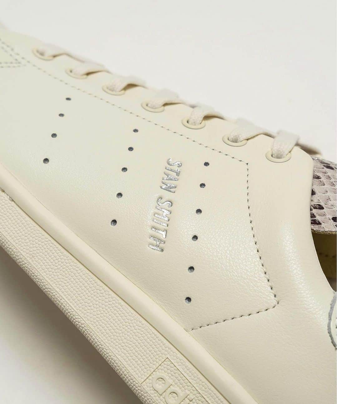 EDIFICEさんのインスタグラム写真 - (EDIFICEInstagram)「. adidas Originals for ÉDIFICE/IÉNA "Stan Smith LUX Exclusive" 　　　　　　　　　　　　　　　　　　　　　　　 11月24日(金)より、 adidas Originals for ÉDIFICE/IÉNA "Stan Smith LUX Exclusive"をオンラインストアにて先行予約販売スタート！ 　　　　　　　　　　　　　　　　　　　　　　　 　　　　　　　　　　　　　　　　　　　　　　　 　　　　　　　　　　　　　　　　　　　　　　　 ◾️予約開始日 2023.11.24 (金)   ◾️発売日 ÉDIFICE 各店 2024.1.2 (火) (＊店舗での発売は各店舗の開店時間に準ずる)  ÉDIFICE Online Store Online Storeでのお渡し予定は2024年1月上旬を予定しております。 　　　　　　　　　　　　　　　　　　　　　　　 　　　　　　　　　　　　　　　　　　　　　　　 _______________________________________  adidas Originals for ÉDIFICE/IÉNA "Stan Smith LUX Exclusive"  24093310120010 / ¥18,700 　　　　　　　　　　　　　　　　　　　　　　　 　　　　　　　　　　　　　　　　　　　　　　　 　　　　　　　　　　　　　　　　　　　　　　　 ラグジュアリーの定義を変える為に生まれた「STAN SMITH LUX」をベースに、洗練されたデザインを生かしながら、記憶に残る柄を組み合わせました。  アッパー全体は肉厚でとびきりソフトなレザーを使用し、快適なライニングをセット。  シュータンの柄は、不朽の名作だからこそ生まれる美しいコントラスト、そして違う表情を見ることが出来ます。  70年代に生まれたテニスシューズはタイムレスで落ち着いた雰囲気、変えてくれる日常、とっておきの1足は新しいワードローブへ。  ＊レディースサイズは、IÉNAにて販売致します。 　　　　　　　　　　　　　　　　　　　　　　　 　　　　　　　　　　　　　　　　　　　　　　　 _______________________________________ 　　　　　　　　　　　　　　　　　　　　　　　 　　　　　　　　　　　　　　　　　　　　　　　 　　　　　　　　　　　　　　　　　　　　　　　 　　　　　　　　　　　　　　　　　　　　　　　 　　　　　　　　　　　　　　　　　　　　　　 　　　　　　　　　　　　　　　　　　　　　　　 #edifice #2023aw #adidasoriginals  #stansmith」11月28日 21時25分 - edifice.jp