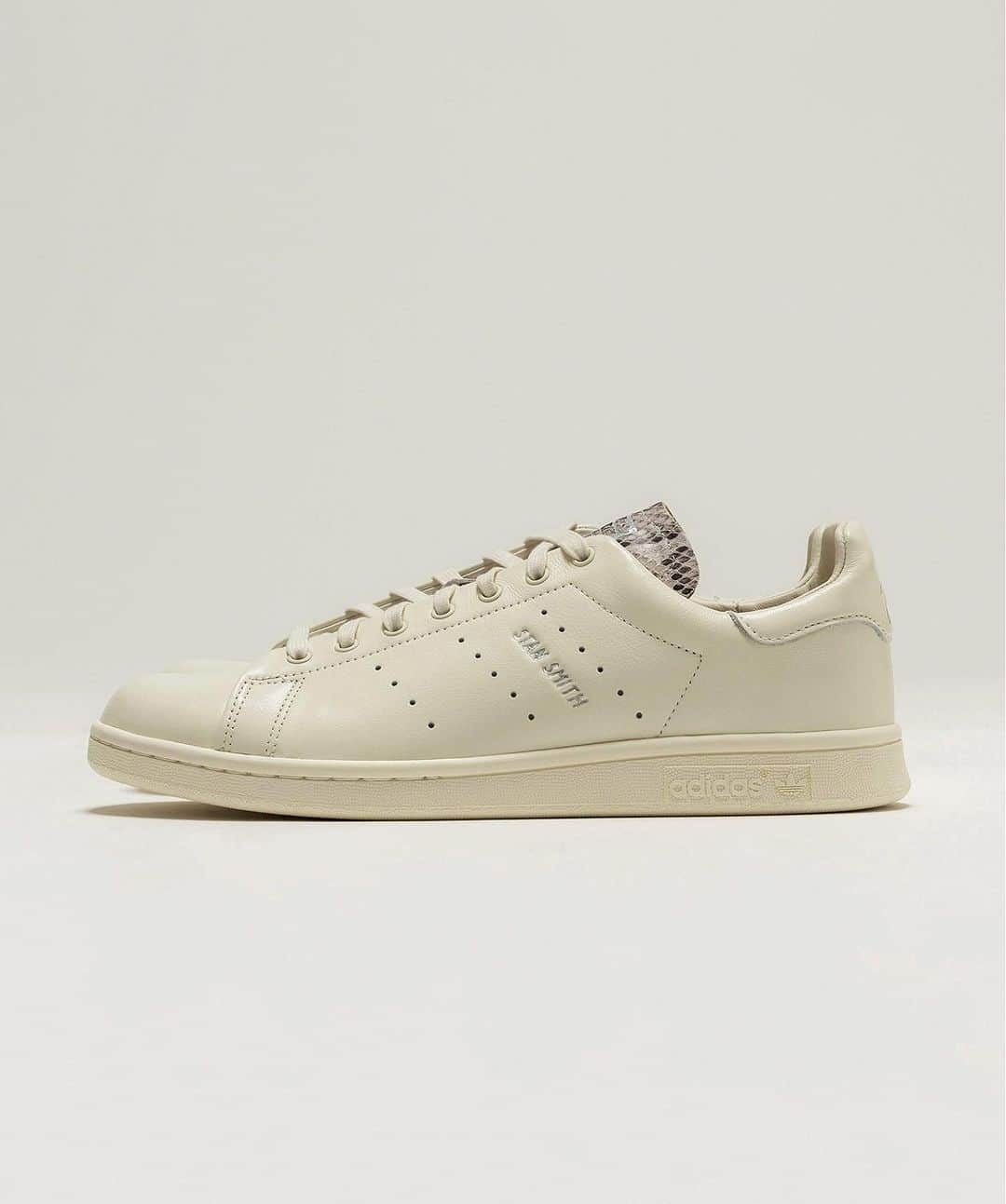 EDIFICEのインスタグラム：「. adidas Originals for ÉDIFICE/IÉNA "Stan Smith LUX Exclusive" 　　　　　　　　　　　　　　　　　　　　　　　 11月24日(金)より、 adidas Originals for ÉDIFICE/IÉNA "Stan Smith LUX Exclusive"をオンラインストアにて先行予約販売スタート！ 　　　　　　　　　　　　　　　　　　　　　　　 　　　　　　　　　　　　　　　　　　　　　　　 　　　　　　　　　　　　　　　　　　　　　　　 ◾️予約開始日 2023.11.24 (金)   ◾️発売日 ÉDIFICE 各店 2024.1.2 (火) (＊店舗での発売は各店舗の開店時間に準ずる)  ÉDIFICE Online Store Online Storeでのお渡し予定は2024年1月上旬を予定しております。 　　　　　　　　　　　　　　　　　　　　　　　 　　　　　　　　　　　　　　　　　　　　　　　 _______________________________________  adidas Originals for ÉDIFICE/IÉNA "Stan Smith LUX Exclusive"  24093310120010 / ¥18,700 　　　　　　　　　　　　　　　　　　　　　　　 　　　　　　　　　　　　　　　　　　　　　　　 　　　　　　　　　　　　　　　　　　　　　　　 ラグジュアリーの定義を変える為に生まれた「STAN SMITH LUX」をベースに、洗練されたデザインを生かしながら、記憶に残る柄を組み合わせました。  アッパー全体は肉厚でとびきりソフトなレザーを使用し、快適なライニングをセット。  シュータンの柄は、不朽の名作だからこそ生まれる美しいコントラスト、そして違う表情を見ることが出来ます。  70年代に生まれたテニスシューズはタイムレスで落ち着いた雰囲気、変えてくれる日常、とっておきの1足は新しいワードローブへ。  ＊レディースサイズは、IÉNAにて販売致します。 　　　　　　　　　　　　　　　　　　　　　　　 　　　　　　　　　　　　　　　　　　　　　　　 _______________________________________ 　　　　　　　　　　　　　　　　　　　　　　　 　　　　　　　　　　　　　　　　　　　　　　　 　　　　　　　　　　　　　　　　　　　　　　　 　　　　　　　　　　　　　　　　　　　　　　　 　　　　　　　　　　　　　　　　　　　　　　 　　　　　　　　　　　　　　　　　　　　　　　 #edifice #2023aw #adidasoriginals  #stansmith」