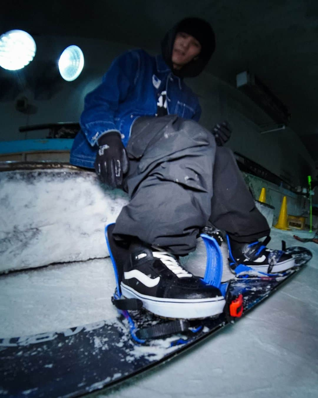 ヴァンズさんのインスタグラム写真 - (ヴァンズInstagram)「世界中のスノーボーダーから高い支持を得ている、VANS SNOWBOARD BOOTS 2023-24シーズンの最新モデルが登場。  もっともアイコニックなモデルとして知られる「HI-STANDARD™ OG」のニューカラーをはじめ、さまざまなスタイルのライダーのニーズに応える充実したラインアップで登場。  12月1日(金)よりVANS公式オンラインストアと一部のVANSスノーボードブーツ正規取扱店にてスノーボードブーツをご購入頂くと、数量限定のVANSスノーボードバックをプレゼント。  詳しくは、www.vans.co.jpをチェック。」11月28日 21時35分 - vansjapan