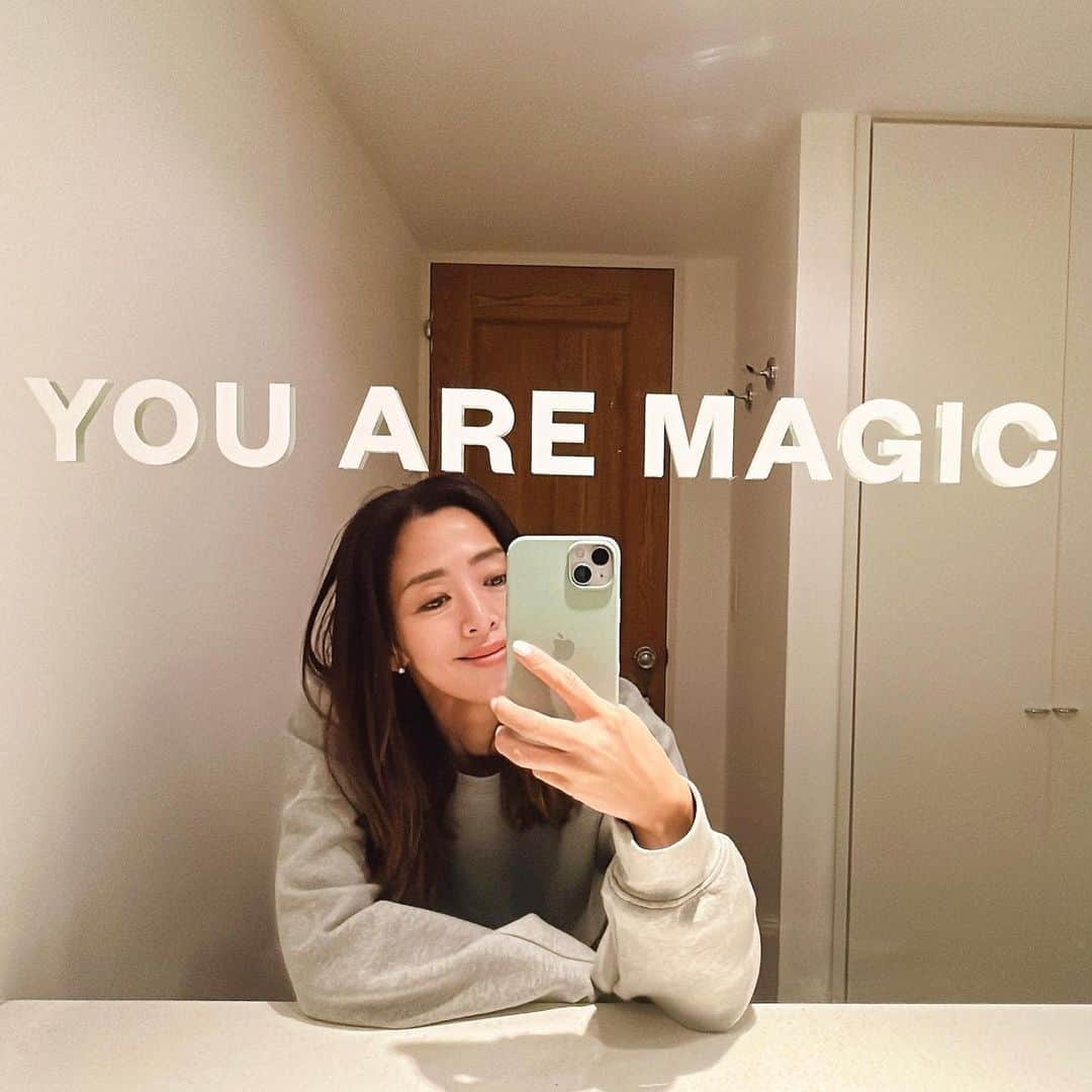 野沢和香のインスタグラム：「YOU ARE MAGIC♡  あなたの体はマジックです。 奇跡です✨ 毎日あなたのために奇跡のような仕事をしてくれています。 息をして、食べたり、運動したり。 ご飯を消化してくれる内臓、好きな所に歩いて連れて行ってくれる足👣 毎日本当にすごいことをしています。 頼まなくても健気に毎日毎秒働いて私達を生かしてくれています。  自分の体が嫌い。 コンプレックスがあるから好きになれない。なんて言葉をよく聞きます。  どこかが太いとか このシワが嫌とかシミが嫌とか 白髪が増えたとか… そりゃ〜さ、そう感じることも、人間だもの、あるけれど、 体型や表面的なことを気にして、 体がしてくれてる凄いことを忘れて文句を言わず、 その今の自分の体を愛してください。  自分の体を愛し、大切にしましょう✨  一日働いてくれた体に感謝して、ゆっくりケアして休めてあげてください。  YOU ARE MAGIC✨  Pop upでは皆さんに伝えたいこんなメッセージを散りばめていました。 その時の予備のカッティングシートがあったから自宅の鏡に貼ってみました♡ 鏡を見るたびに、大切なことを思い出せてとてもいい🤩 持ちたい考えや、信じたい言葉を鏡を貼るのとてもオススメです🫶 カードやポストイットでもいいよ😘  #selflove #selflovetips #mindfulness #mentalhealth #wellness  #セルフラブ　#マインドフルネス　#メンタルヘルス」