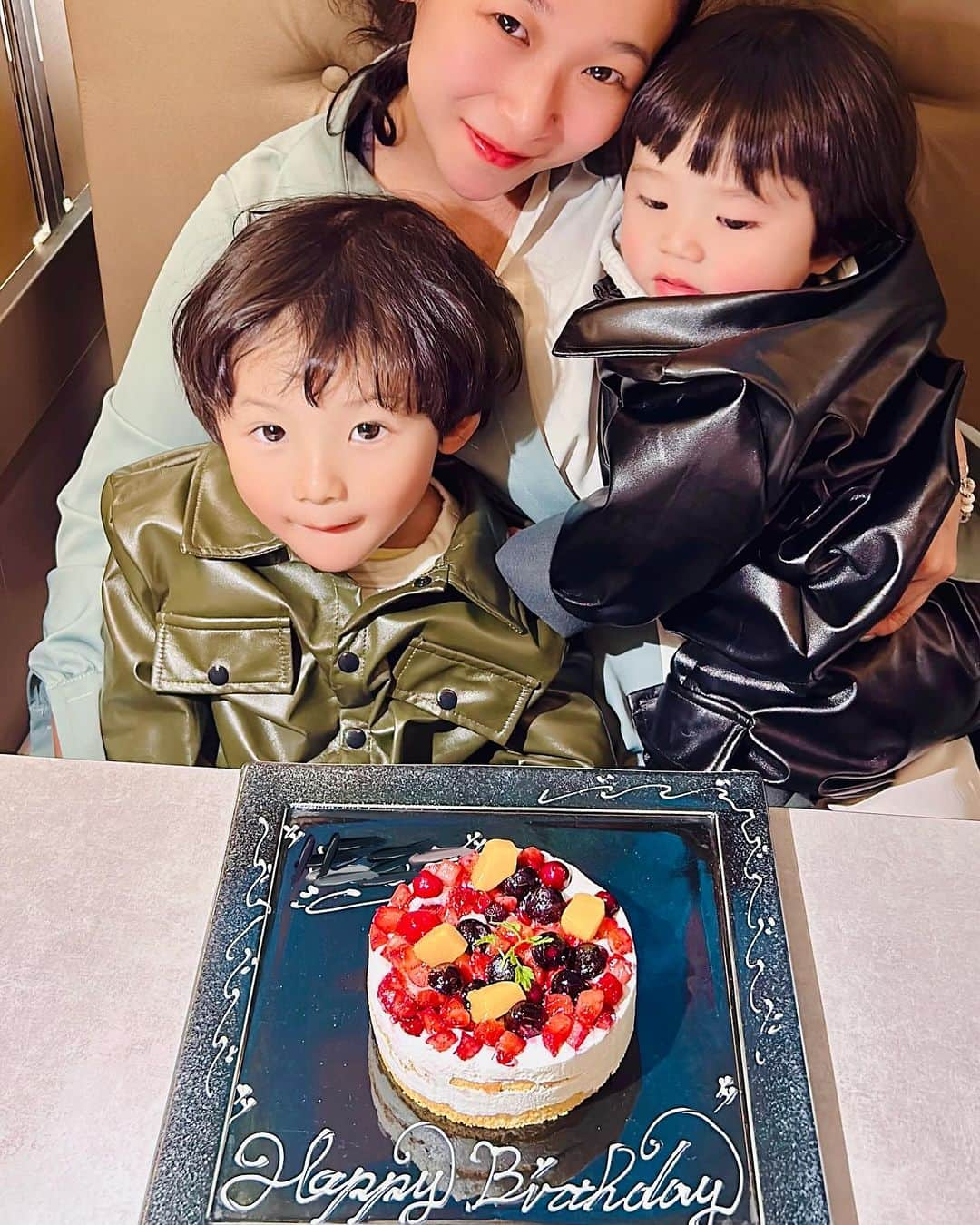 世手子さんのインスタグラム写真 - (世手子Instagram)「PR  Joint birthday at a place with a connection🎂 Yakiniku restaurant that kids can fall in love with🥩👏 We are very impressed with the beautiful ceiling🎁🎉 11/19 #いい育児の日 に生まれた #寿々太郎 さん 11/29 #いい肉の日 に生まれた #寿司太郎 はん お二人の #合同バースデー を実は #ゆかりの地 @grandela_yokohamagrangate  #grandela #みなとみらいグルメ #みなとみらいデート #横浜グルメ #横浜ディナー #横浜デート #横浜焼肉 #横浜みなとみらい で開催させてもらいました╰(*´︶`*)╯♡ お子様大興奮の #プロジェクトマッピング  赤ちゃんもうっとりしておりました(^｡^)  イチ押しのコース2人前を親子3人で美味しく平らげてしまいました（＾_＾） 頼もしい息子たちです😆  〜コース内容〜 前菜盛り合わせ アメーラトマトとブッラータチーズのカプレーゼ 季節のナムル3種  お肉階段盛り合わせ ☆名物☆ 2週間熟成ドラゴンタン　グレープフルーツ添え 岩塩カルビ 秘伝カルビ 上ハラミ 国産鶏　バジルソース 季節の焼き野菜　アンチョビソース  イベリコ豚 　苦味野菜巻き　トリュフ味噌で  お口直しのグラニテ←全部食べられましたw  選べるシメ料理 石焼ハンバーグビビンバ or 牛すじカレー カレーいただきました(^.^)  季節のアイス盛り合わせ←こちらも全部食べられましたwww  #お誕生日プレート も素敵な思い出になりました(*^ω^*)  あっという間に4歳と一歳だなんてママは嬉しいよ☺️ ママは #副鼻腔炎 ではなズルズル 息子たちは #中耳炎 ではなズルズルだけどそれ以外はなんとも健康的に過ごせています(o^^o) 日々に感謝ですね🙏 #11月生まれ」11月28日 21時28分 - rojide