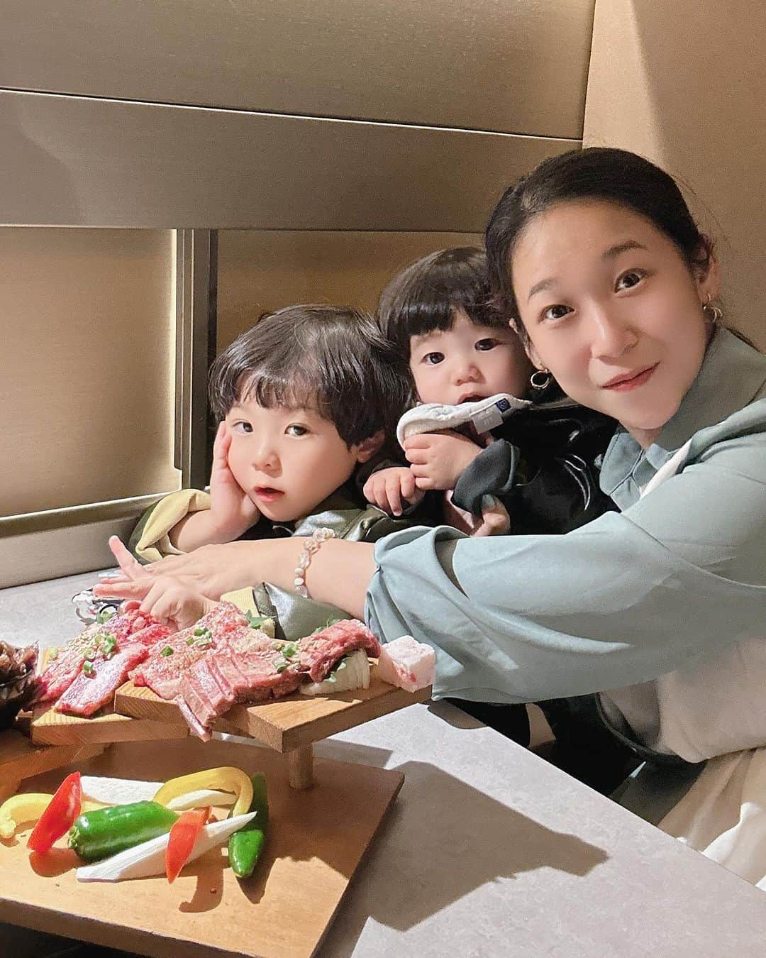 世手子さんのインスタグラム写真 - (世手子Instagram)「PR  Joint birthday at a place with a connection🎂 Yakiniku restaurant that kids can fall in love with🥩👏 We are very impressed with the beautiful ceiling🎁🎉 11/19 #いい育児の日 に生まれた #寿々太郎 さん 11/29 #いい肉の日 に生まれた #寿司太郎 はん お二人の #合同バースデー を実は #ゆかりの地 @grandela_yokohamagrangate  #grandela #みなとみらいグルメ #みなとみらいデート #横浜グルメ #横浜ディナー #横浜デート #横浜焼肉 #横浜みなとみらい で開催させてもらいました╰(*´︶`*)╯♡ お子様大興奮の #プロジェクトマッピング  赤ちゃんもうっとりしておりました(^｡^)  イチ押しのコース2人前を親子3人で美味しく平らげてしまいました（＾_＾） 頼もしい息子たちです😆  〜コース内容〜 前菜盛り合わせ アメーラトマトとブッラータチーズのカプレーゼ 季節のナムル3種  お肉階段盛り合わせ ☆名物☆ 2週間熟成ドラゴンタン　グレープフルーツ添え 岩塩カルビ 秘伝カルビ 上ハラミ 国産鶏　バジルソース 季節の焼き野菜　アンチョビソース  イベリコ豚 　苦味野菜巻き　トリュフ味噌で  お口直しのグラニテ←全部食べられましたw  選べるシメ料理 石焼ハンバーグビビンバ or 牛すじカレー カレーいただきました(^.^)  季節のアイス盛り合わせ←こちらも全部食べられましたwww  #お誕生日プレート も素敵な思い出になりました(*^ω^*)  あっという間に4歳と一歳だなんてママは嬉しいよ☺️ ママは #副鼻腔炎 ではなズルズル 息子たちは #中耳炎 ではなズルズルだけどそれ以外はなんとも健康的に過ごせています(o^^o) 日々に感謝ですね🙏 #11月生まれ」11月28日 21時28分 - rojide