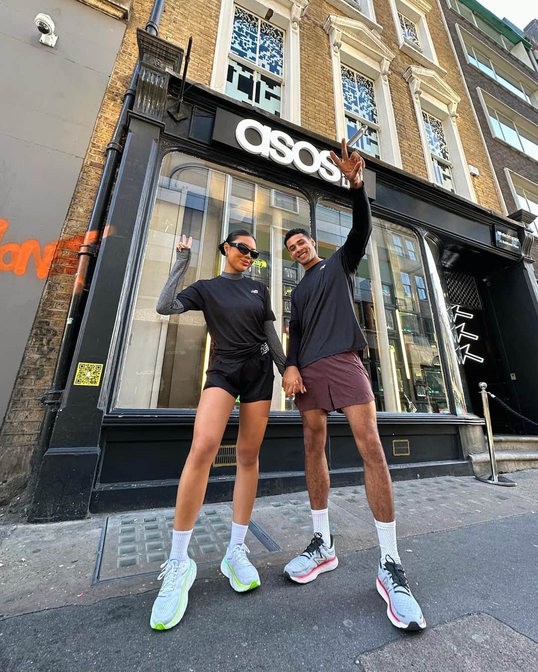 のインスタグラム：「Morning run? Easy breezy ✌️ @x_carms and @ellisiyayi smashed the 3k run at the ASOS pop-up this weekend 🌟  🔎 Search ‘New Balance’ on ASOS」