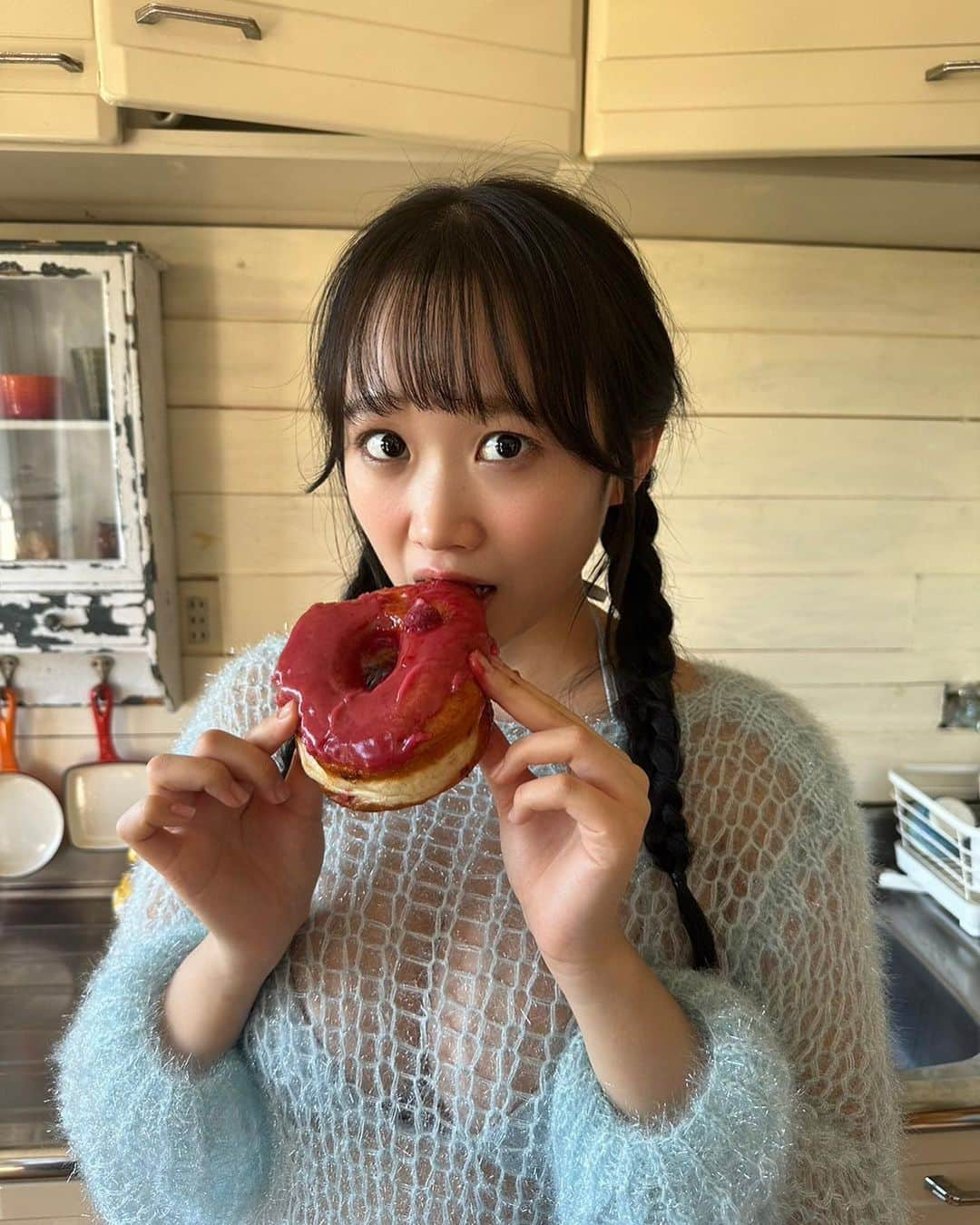 奥村梨穂さんのインスタグラム写真 - (奥村梨穂Instagram)「【お知らせ】 知っている方もいらっしゃると思うのですが、今日28日発売の『FLASH』さんにてグラビア掲載されています。 そして、デジタル写真集も発売されます。 ぎゃん嬉しか〜！！！ 初めての色の水着を着たば〜い😽 とっても楽しい撮影でした。 みなさん是非ゲットしてばい。」11月28日 21時29分 - riho_okumura_official