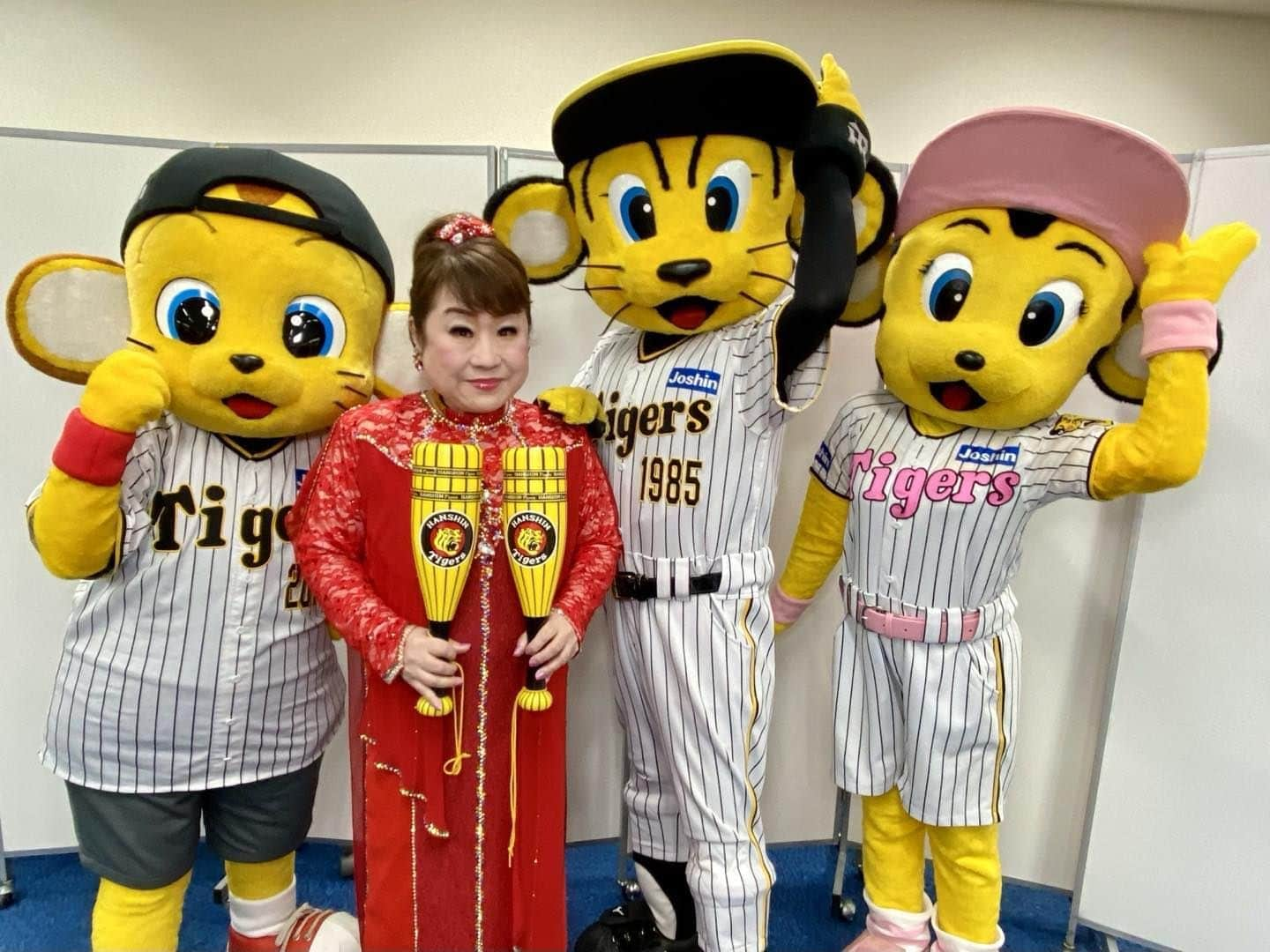 天童よしみのインスタグラム：「阪神タイガース日本１　おめでとう㊗️ トラッキー　ラッキー　キー太 今日も　応援パフォーマンス ありがとうございました  #うたコン#ありがとうございました #六甲おろし#あんたの花道」