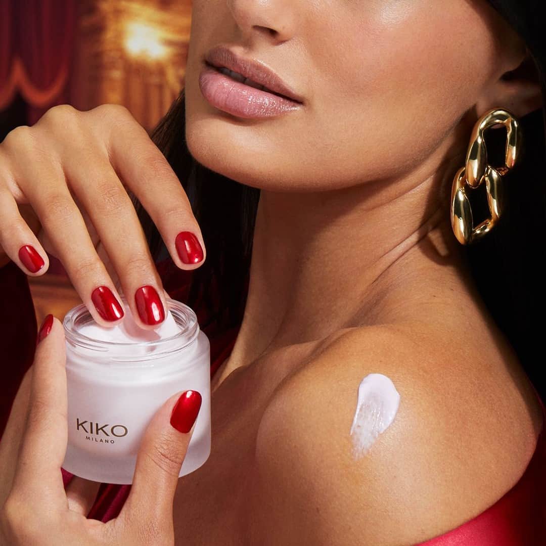 KIKO MILANOのインスタグラム：「Rejuvenate your skin with the #KIKOHolidayPremiere Body Cream! 😍 Enriched with ginger and date extract, it's the ideal solution for a soothing and revitalizing experience ❤️ ⁣ ⁣ Body Cream - Hydra Lip Stylo 01 - Metallic Nail Lacquer 03⁣」