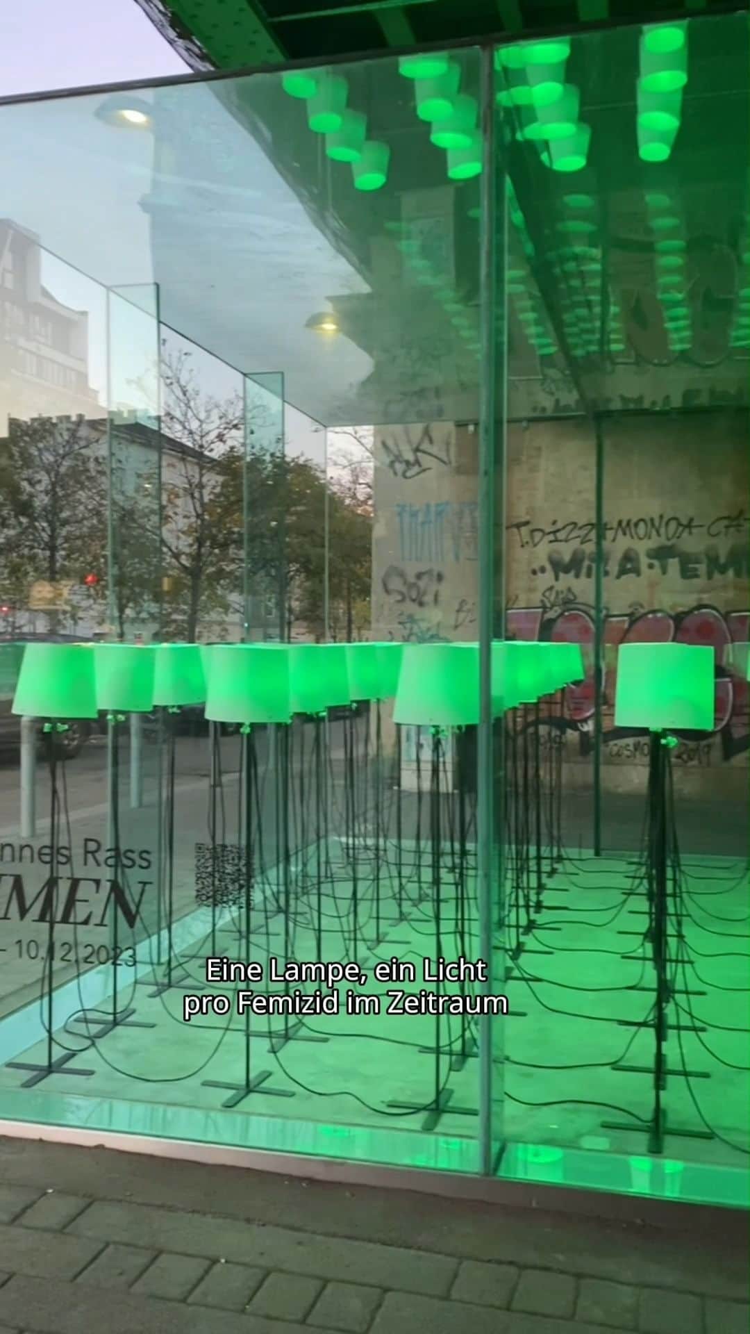 IKEA Austriaのインスタグラム：「Gemeinsam ein Zeichen gegen Gewalt an Frauen setzen. Erfahre mehr über die aktuelle Lichtinstallation LUMEN von Künstler Johannes Rass (@johannesrass) in Wien. 💙」