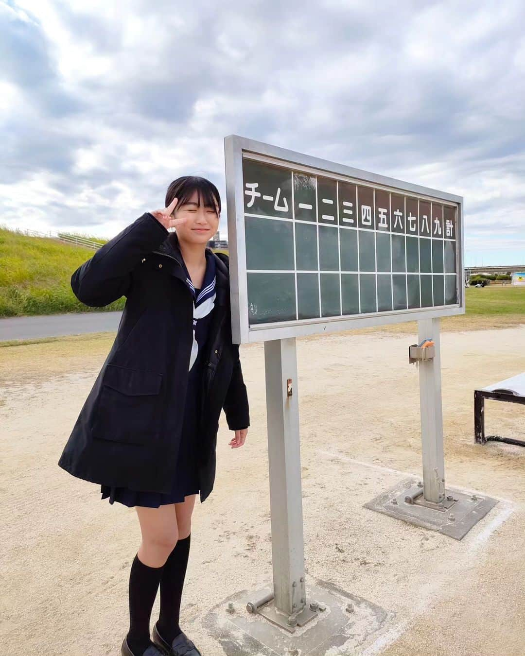 西川実花さんのインスタグラム写真 - (西川実花Instagram)「この写真は寒そうですが、この後晴れました！☀  #08#jc3#ljc#15yearsold#中学生#制服#セーラー服#野球#野球場」11月28日 21時31分 - mika_nishikawa_