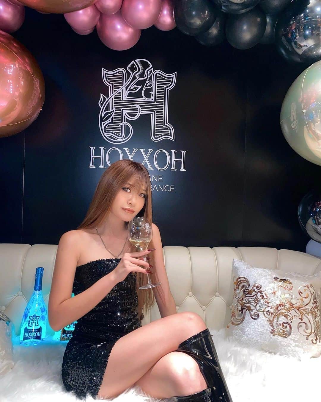 みみのインスタグラム：「HOXXOH Champagne Secret Partyへ 飲みやすくて私も好きな味だった🥂❤️ 美味しくて沢山飲んでしまいました🥺  #オックス #HOXXOH #シャンパン #シャンパーニュ #pr  #高級シャンパン #光るシャンパン」