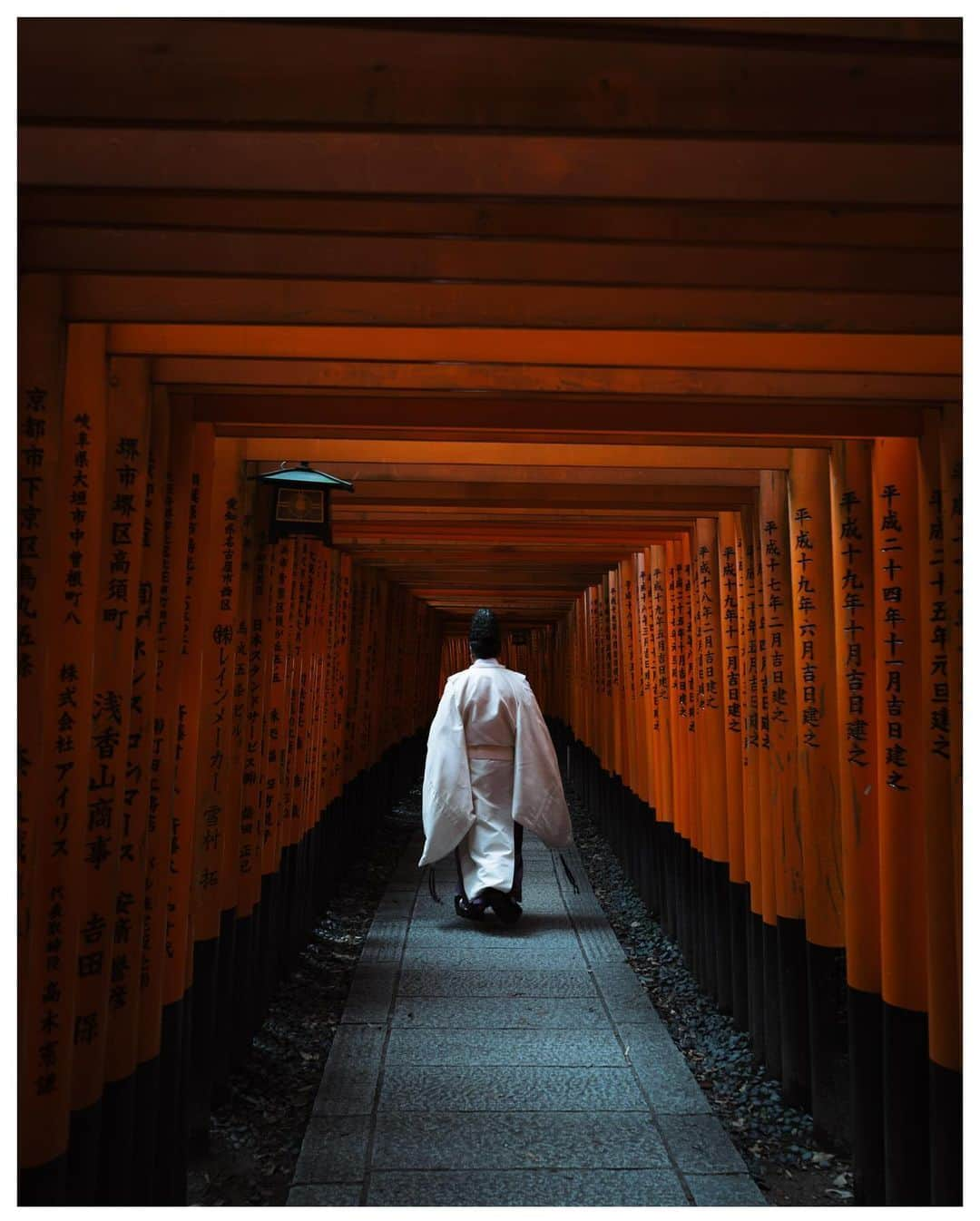 Takashi Yasuiさんのインスタグラム写真 - (Takashi YasuiInstagram)「Kyoto ⛩️ August 2015  📕My photo book - worldwide shipping daily - 🖥 Lightroom presets ▶▶Link in bio  #伏見稲荷 #USETSU #USETSUpresets #unknownjapan #explorejapan #hellofrom #widenyourworld  #createexploretakeover #passionpassport  #MadeWithLightroom #vscofilm #huntgram #hbouthere #hbweekends #photocinematica #SPiCollective #ASPfeatures #reco_ig #TakashiYasui」11月28日 21時44分 - _tuck4