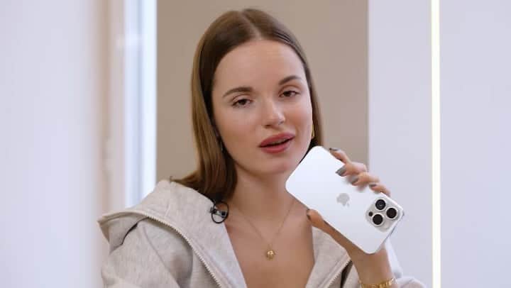 Sasha Spilbergのインスタグラム：「Что я поняла о любви к 25. Новое видео на YouTube по ссылке в сторис и bio 🤍🍾  Если вкратце: бросай его на*уй 😂」