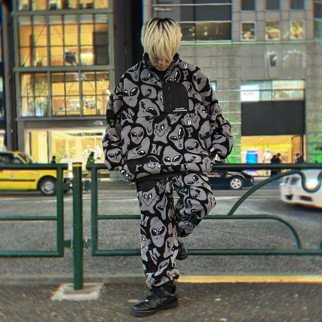 ミルクボーイさんのインスタグラム写真 - (ミルクボーイInstagram)「⚡️PUNK DRUNKERS × MILKBOY⚡️  Available in-store and online 11/29🎈  宇宙人ボアフリースJKT ¥20,680-.  宇宙人ボアフリースパンツ ¥16,280-.  宇宙人ネックウォーマー ¥7,150-.  #milkboy #punkdrunkers #milkboytoys」11月28日 21時37分 - milkboyharajuku