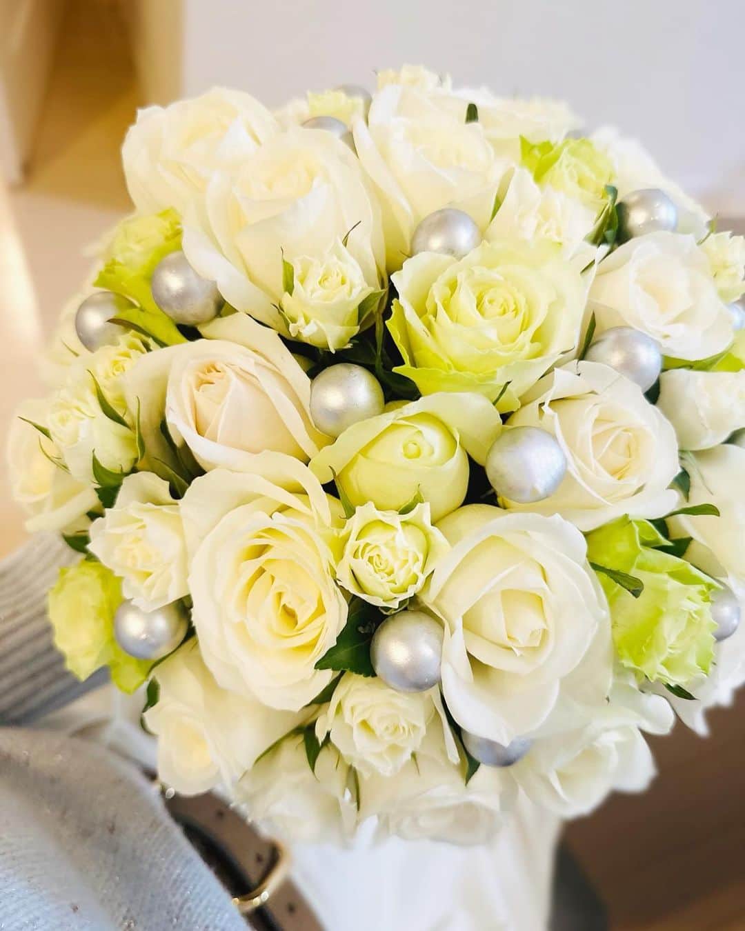 伊藤京子のインスタグラム：「. 可愛い薔薇の花束にうっとり💐✨ . . #ニコライバーグマン #花束#白薔薇ブーケ  #誕生日のメッセージをくれた皆さまありがとう」