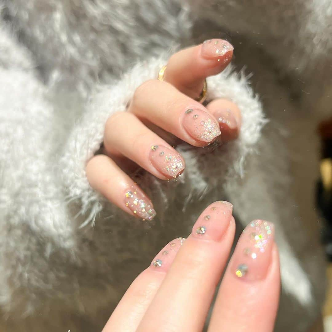 朝長美桜のインスタグラム：「new nail...💅🏻🩷  グラデーションキラキラ♡ ストーン縦に置くと手が綺麗に見える気がしてお気に入り♡♡  シンプルだけどキラッキラで可愛いネイルで手元見るとテンションが上がります🥰🫶🏻  @a.l.u.m__rin さんいつもありがとうございます🎄✨」