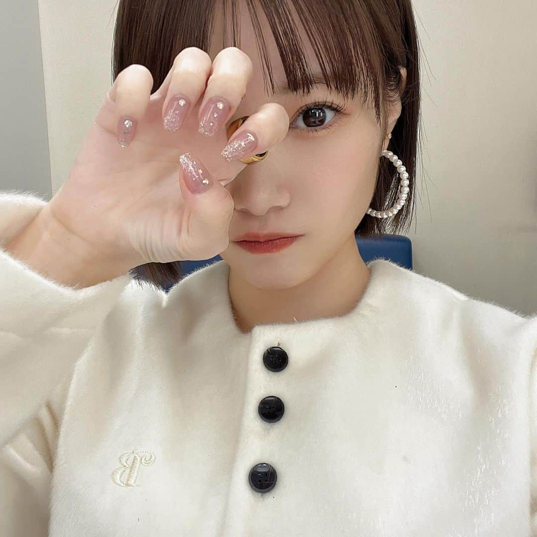 朝長美桜さんのインスタグラム写真 - (朝長美桜Instagram)「new nail...💅🏻🩷  グラデーションキラキラ♡ ストーン縦に置くと手が綺麗に見える気がしてお気に入り♡♡  シンプルだけどキラッキラで可愛いネイルで手元見るとテンションが上がります🥰🫶🏻  @a.l.u.m__rin さんいつもありがとうございます🎄✨」11月28日 21時40分 - miochan_0517